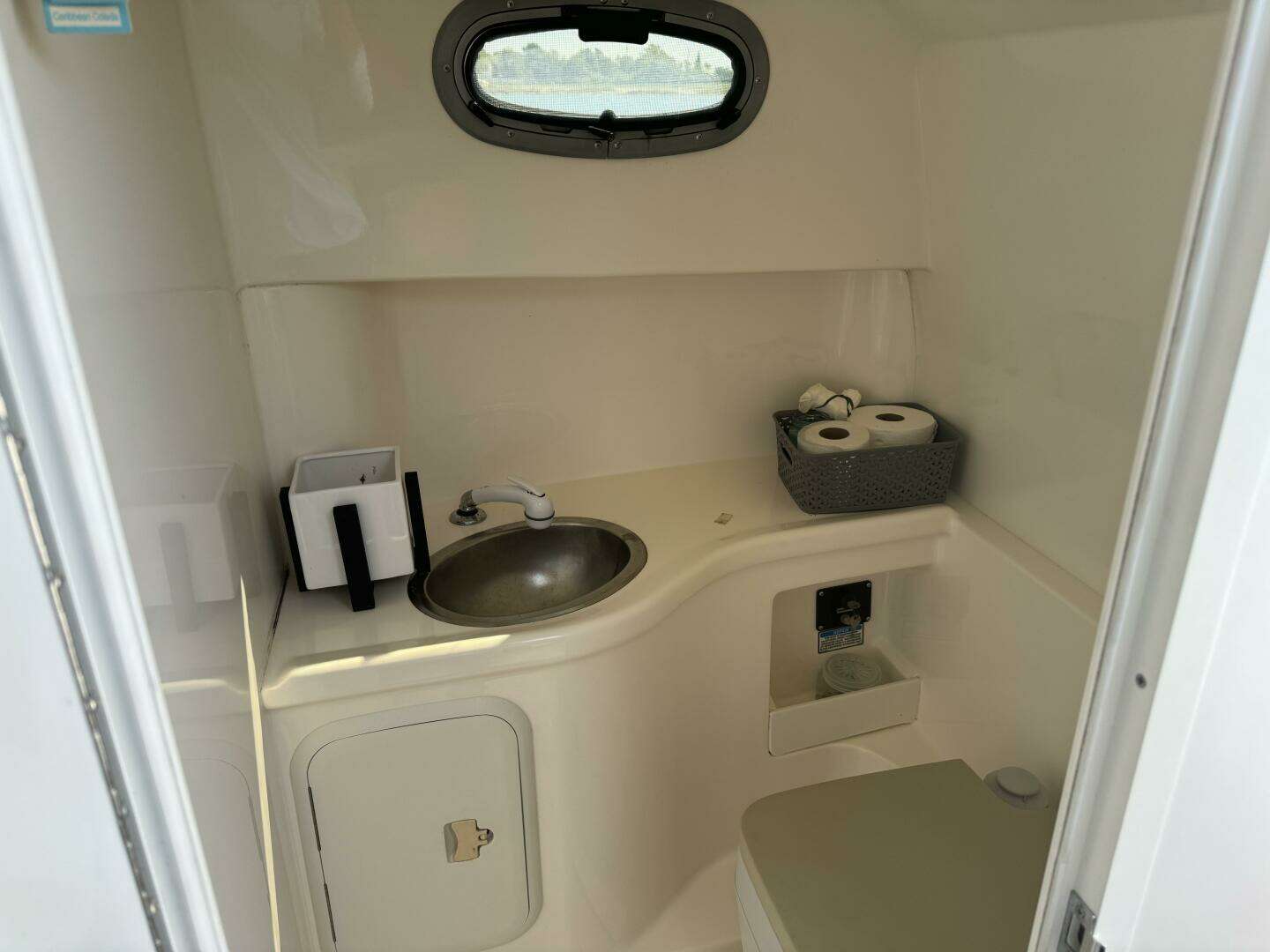 2002 Boston Whaler 275 Conquest - Image 25