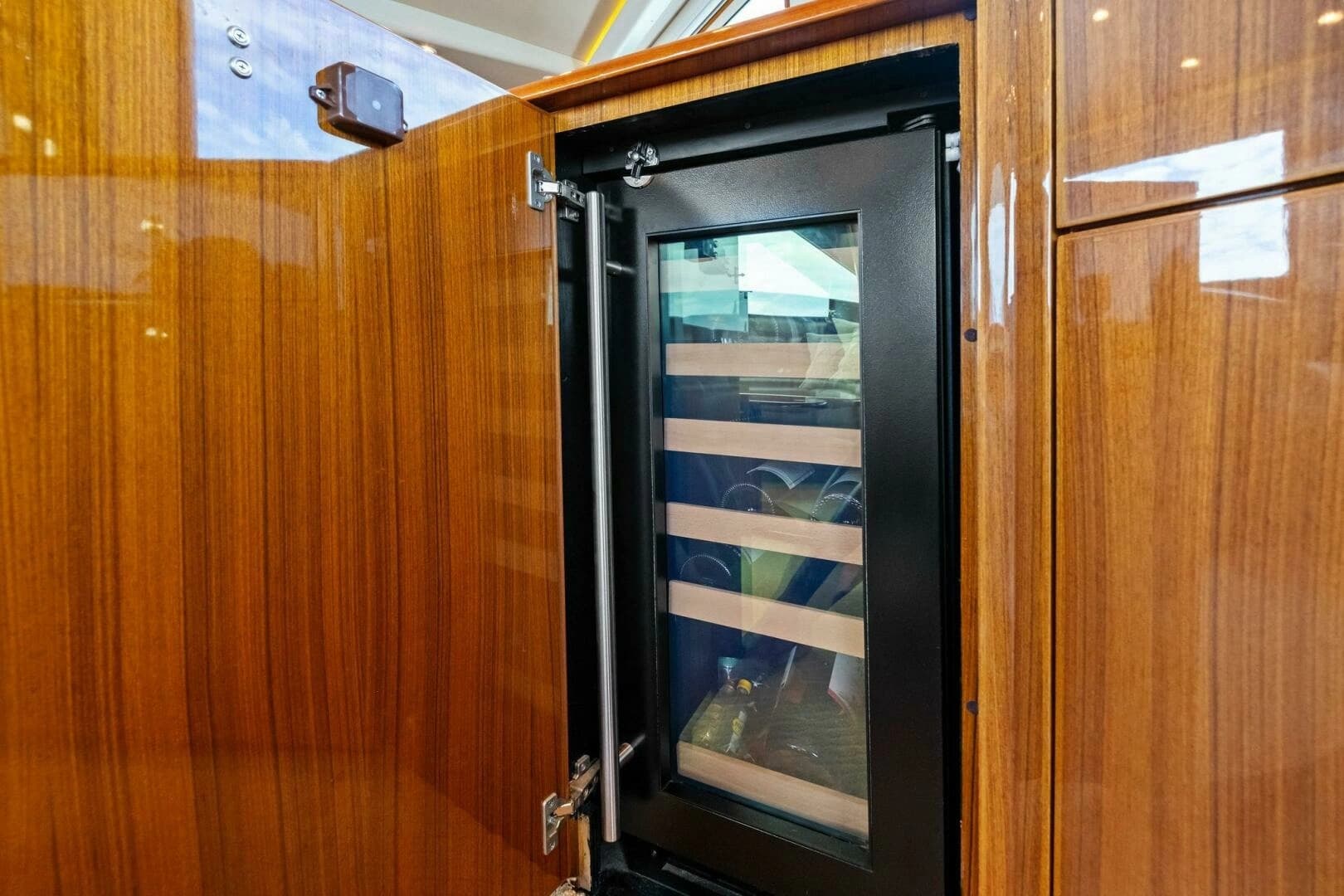 2006 Viking 56 Convertible - Image 12