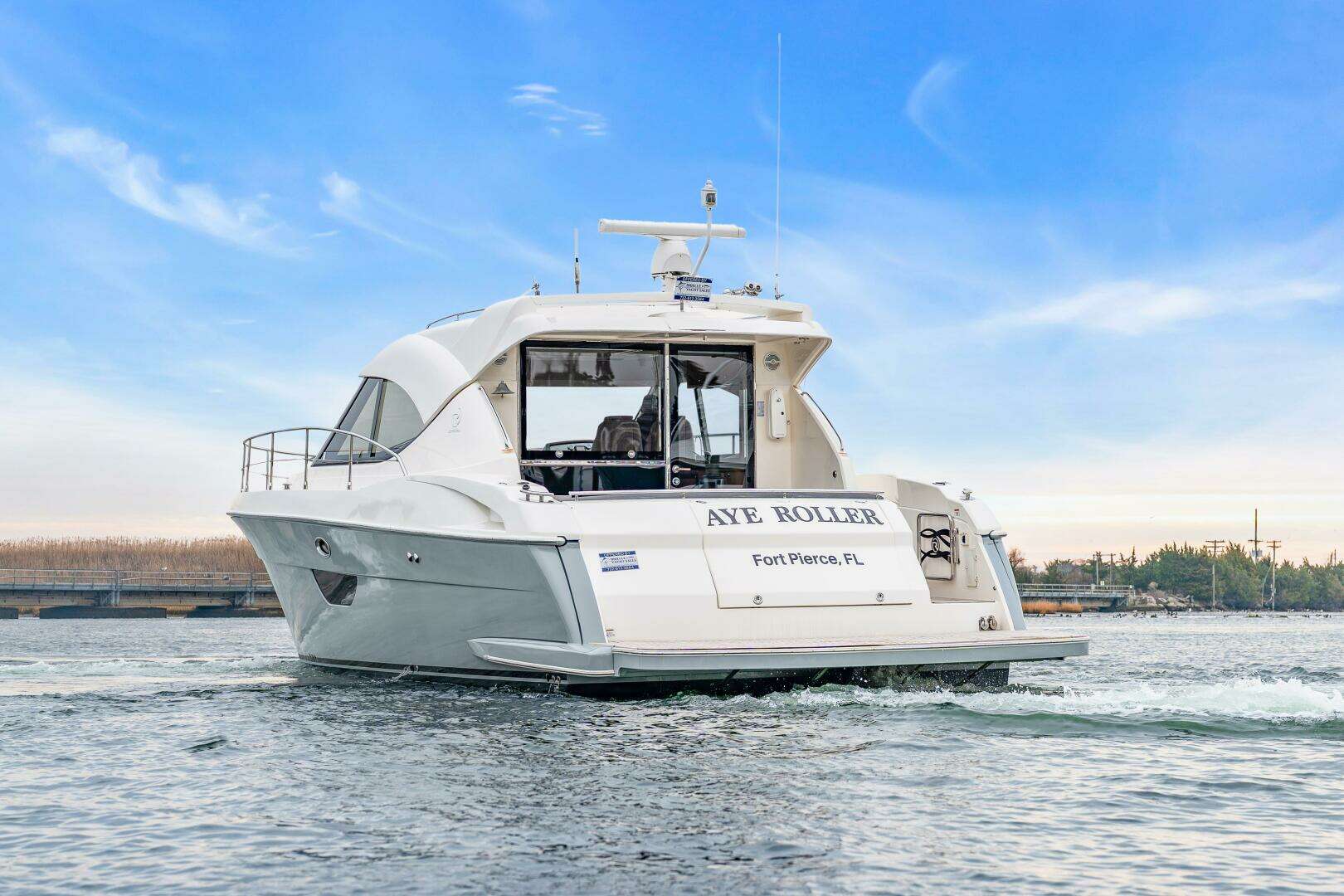 2014 Riviera 44 Sport Yacht - Image 9