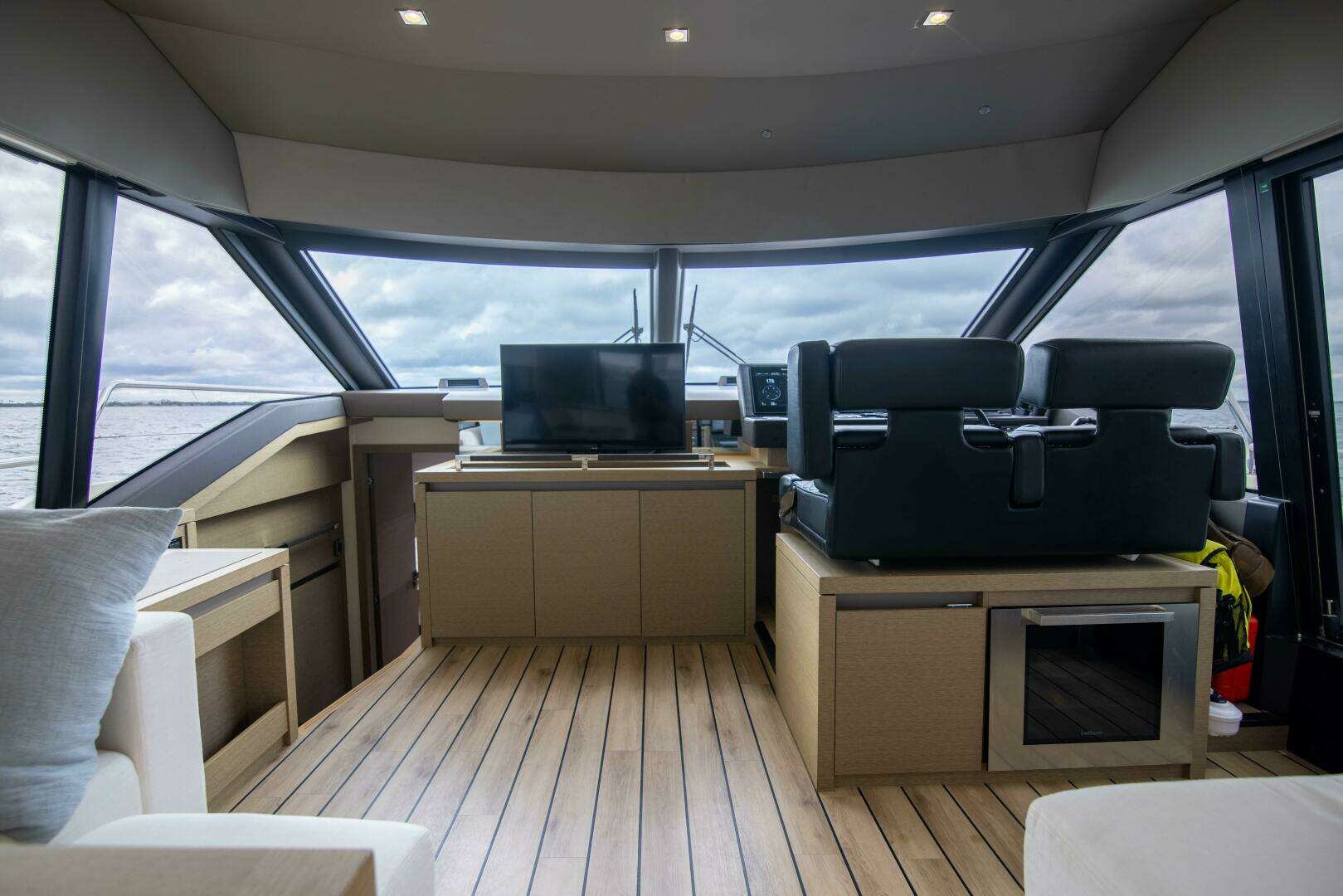 2018 Prestige 680 Flybridge - Image 11