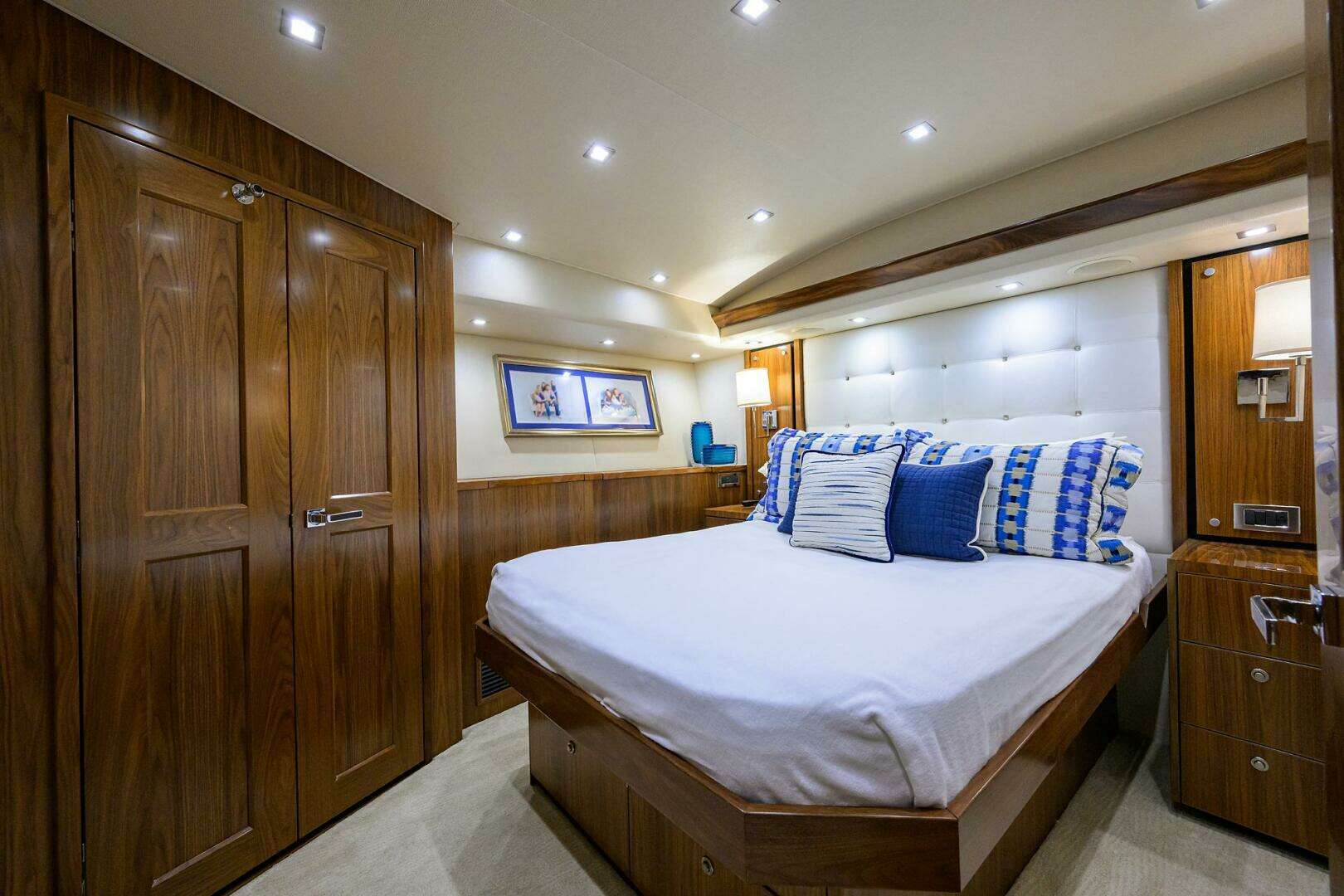 2020 Viking 92 Enclosed Bridge - Image 27