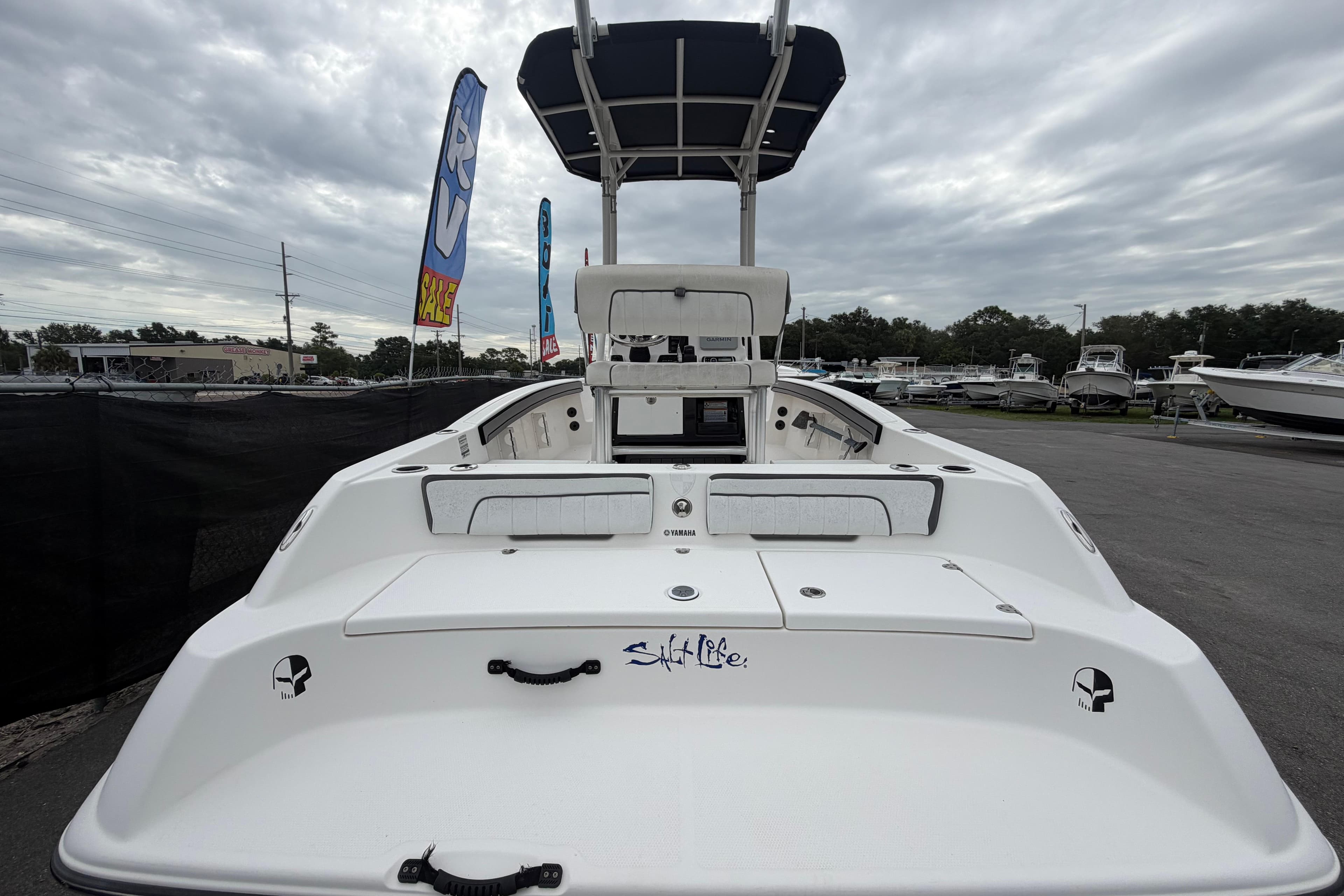 2018 Yamaha Boats 190 FSH, white exterior, displayed outdoors with sale banners.