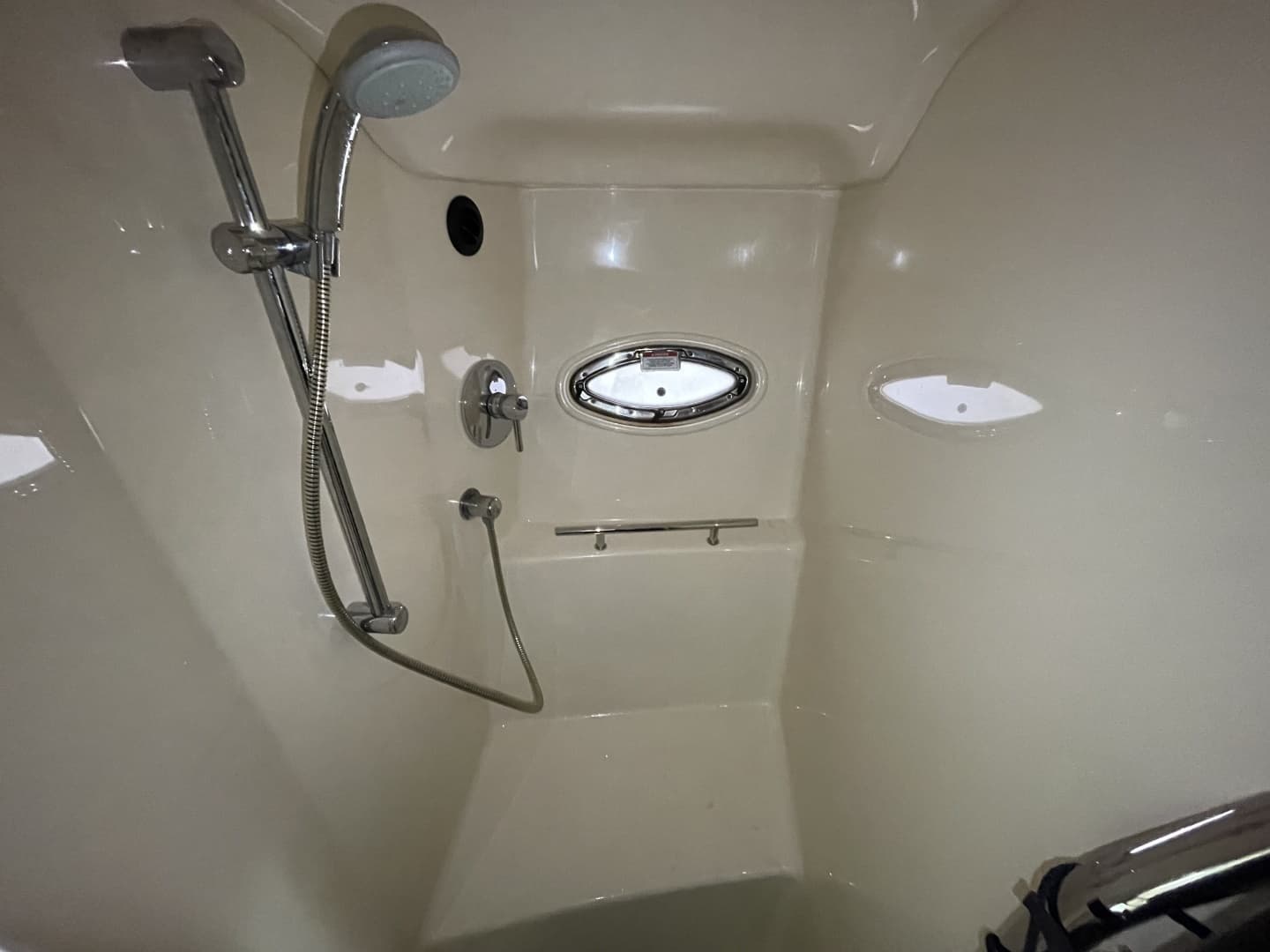 2010 Sea Ray 390 Sundancer - Image 17