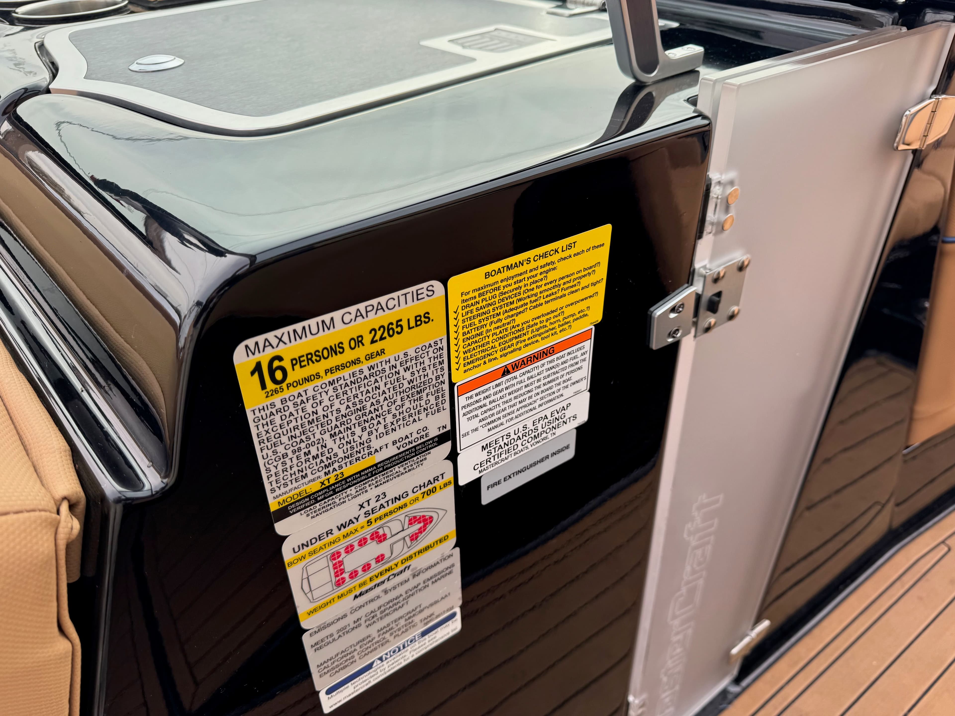 MasterCraft XT23 2021 boat capacity label, maximum capacity 16 persons.