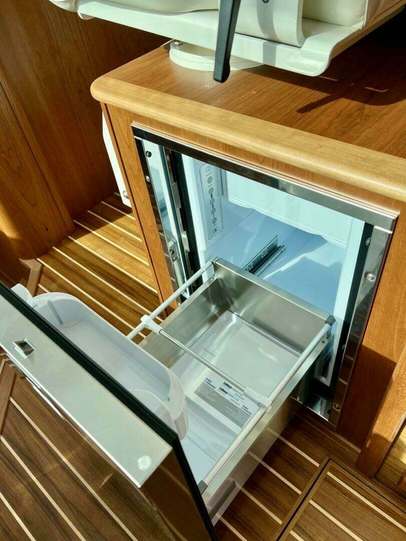 2027 Sabre 43 Salon Express - Image 16