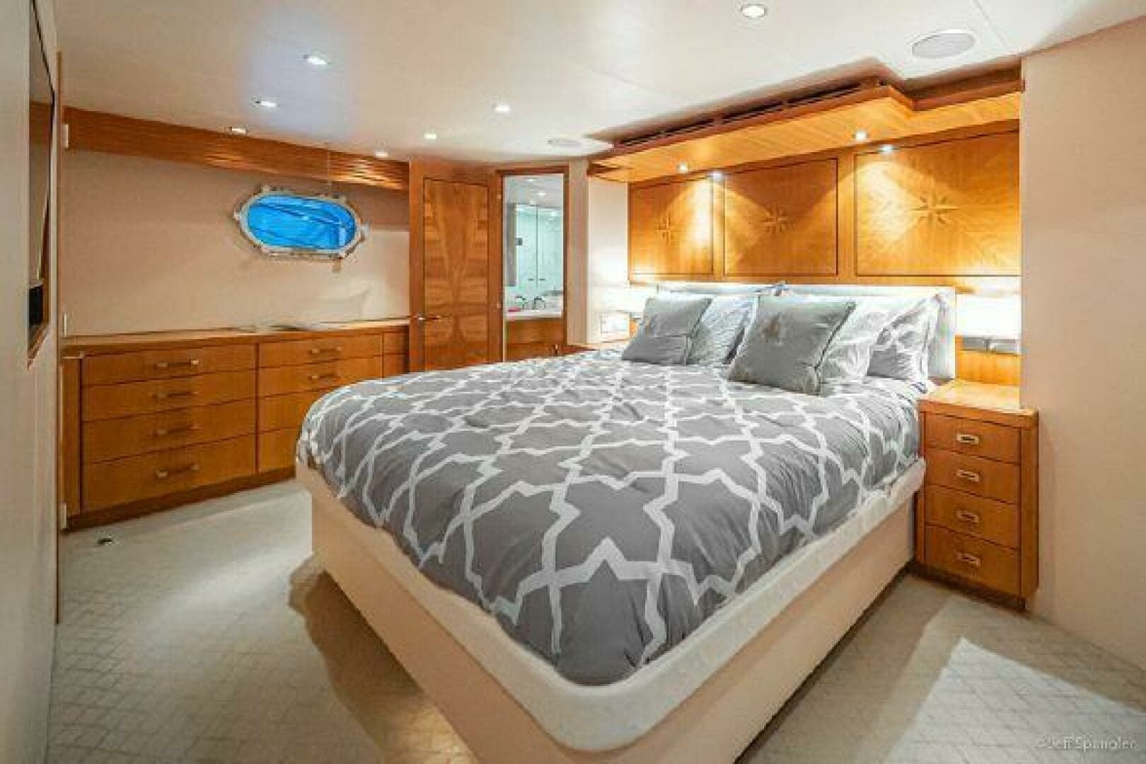 2008 Hatteras 77 Enclosed Bridge - Image 18