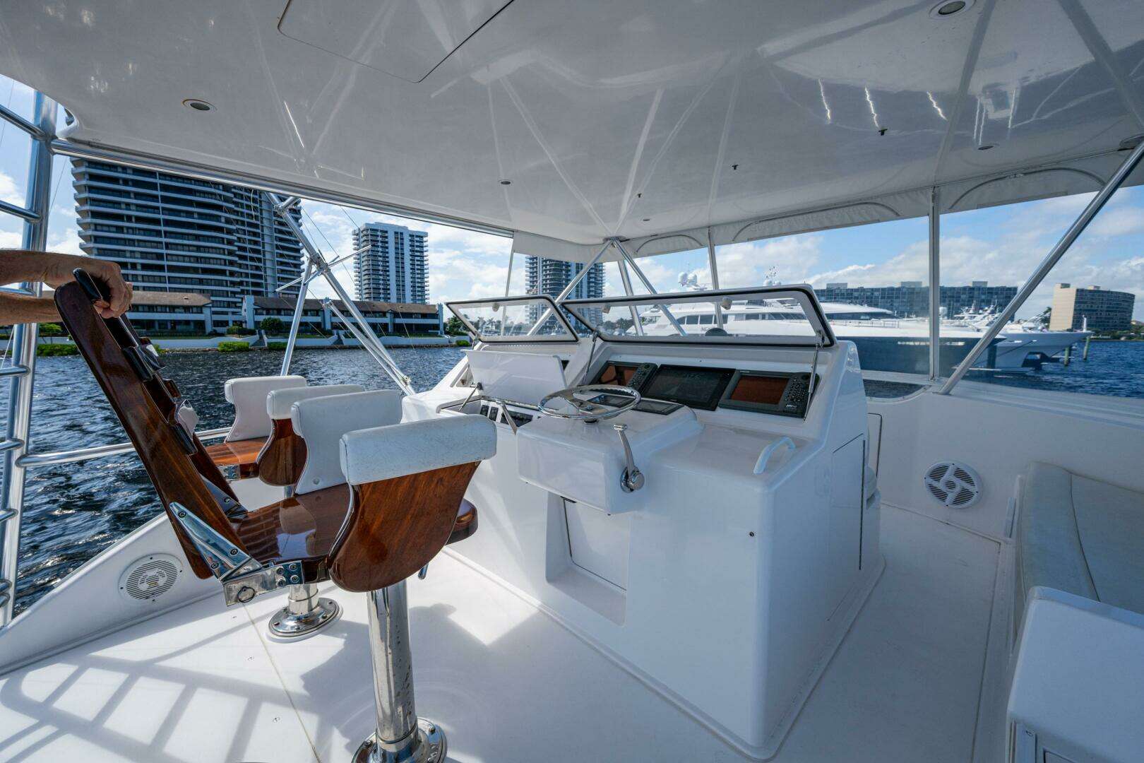 2006 Viking 52 Convertible - Image 20