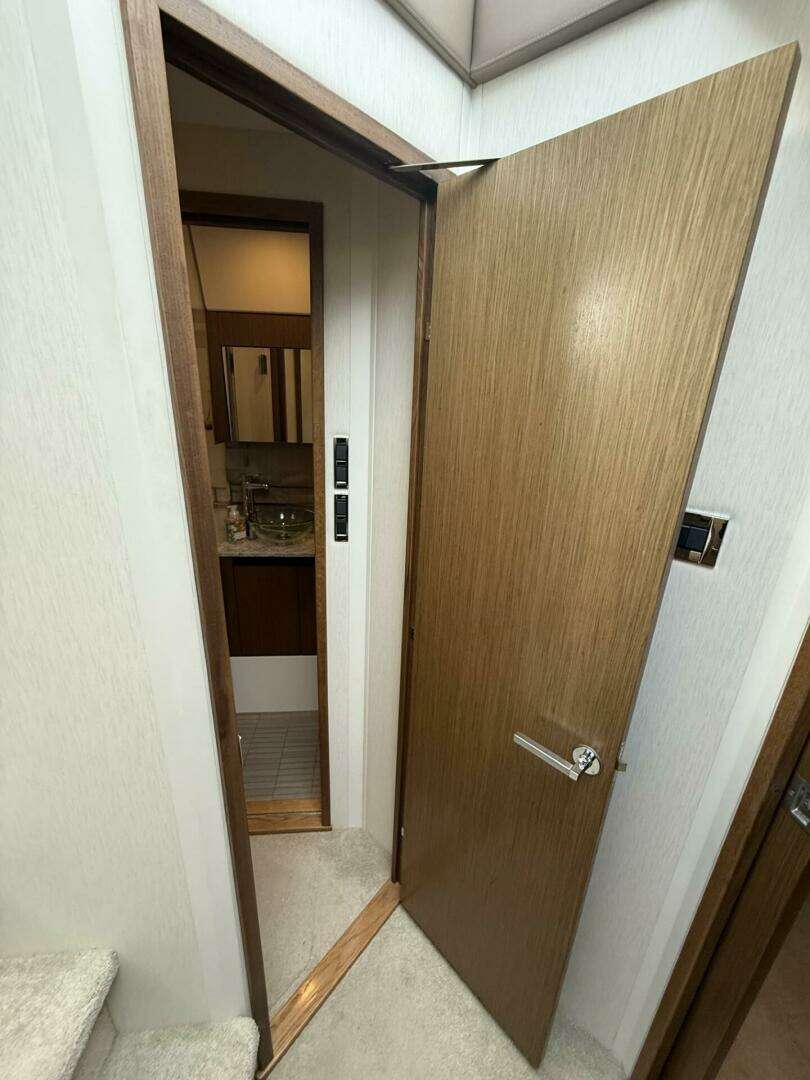 2018 Sea Ray 460 Sundancer - Image 19