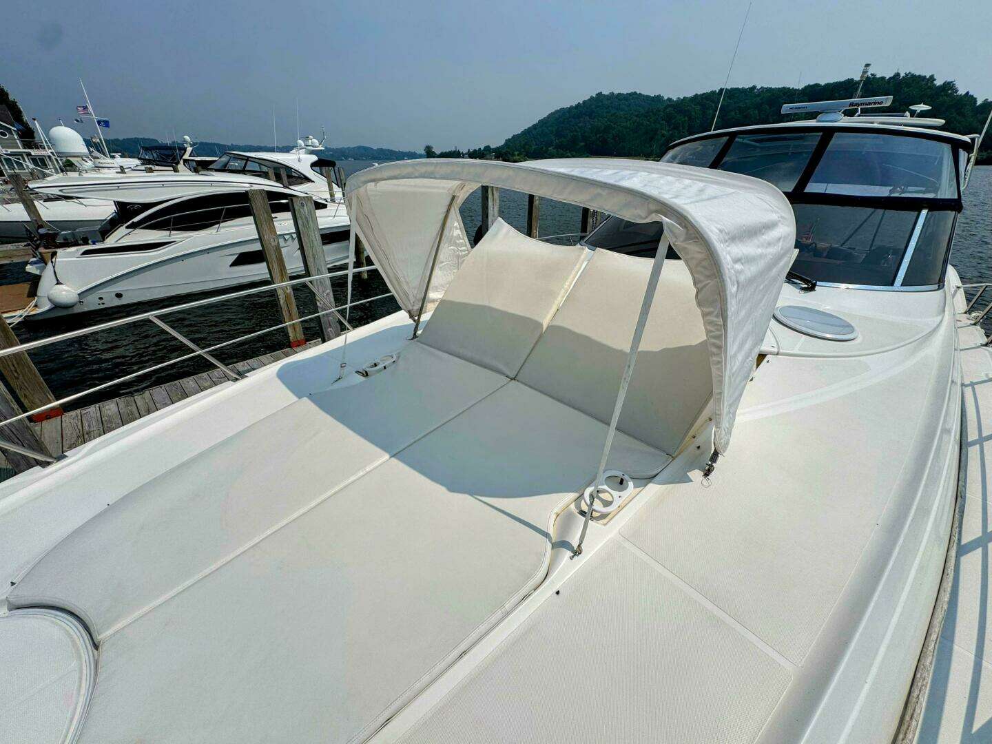 2005 Cruisers Yachts 540 Express - Image 17