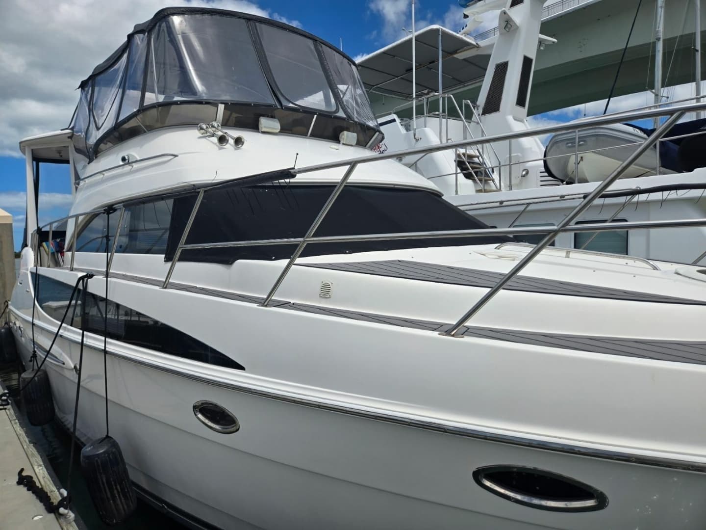 2004 Meridian 459 Aft Cabin Cockpit Motor Yacht - Image 5