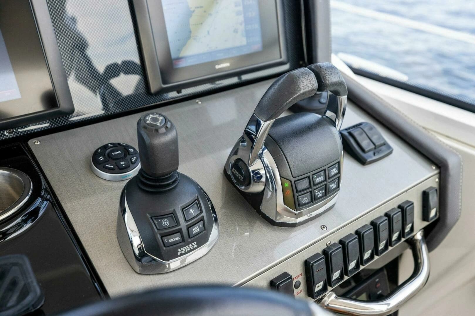 2015 Cruisers Yachts 390 Express Coupe - Image 23