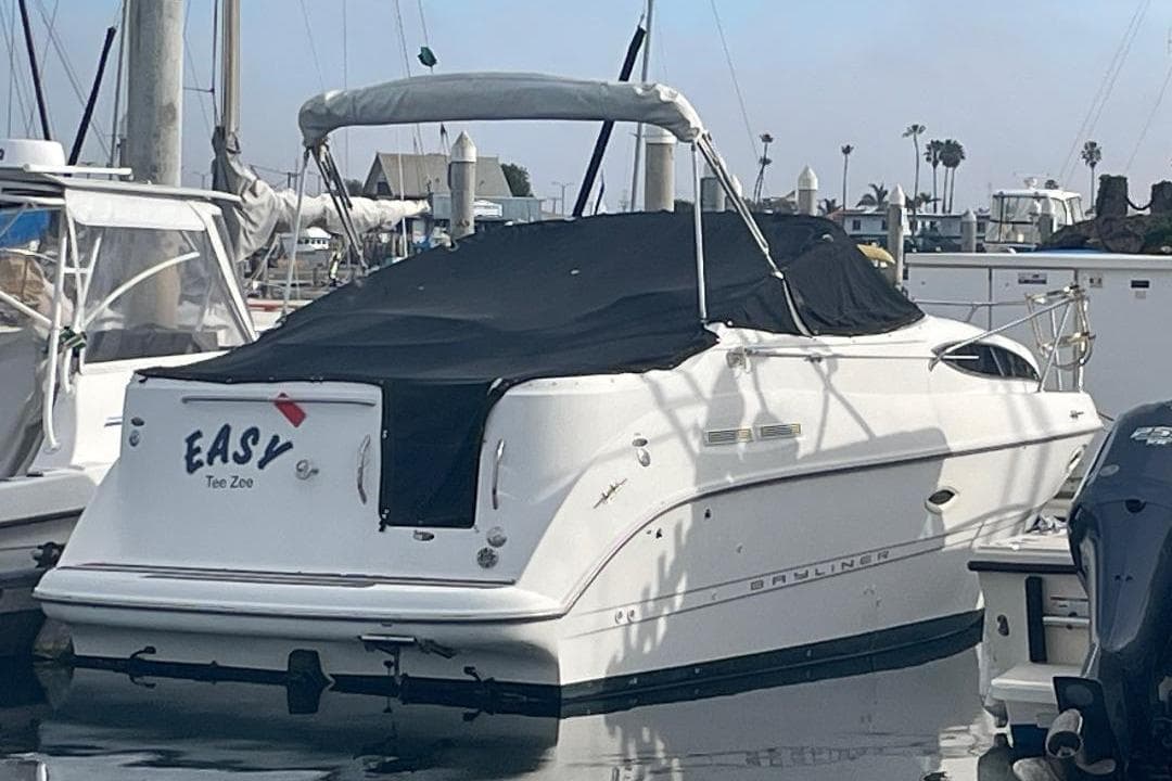 2000 Bayliner 2655 Ciera Sunbridge boat docked with black cover.