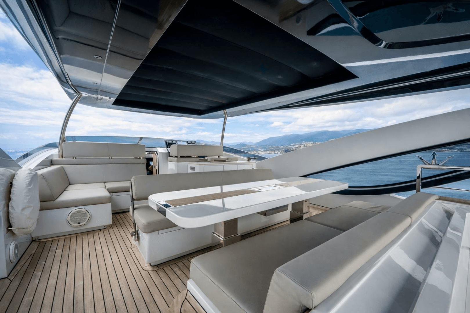 2018 Dominator Yachts Dominator Ilumen - Image 34