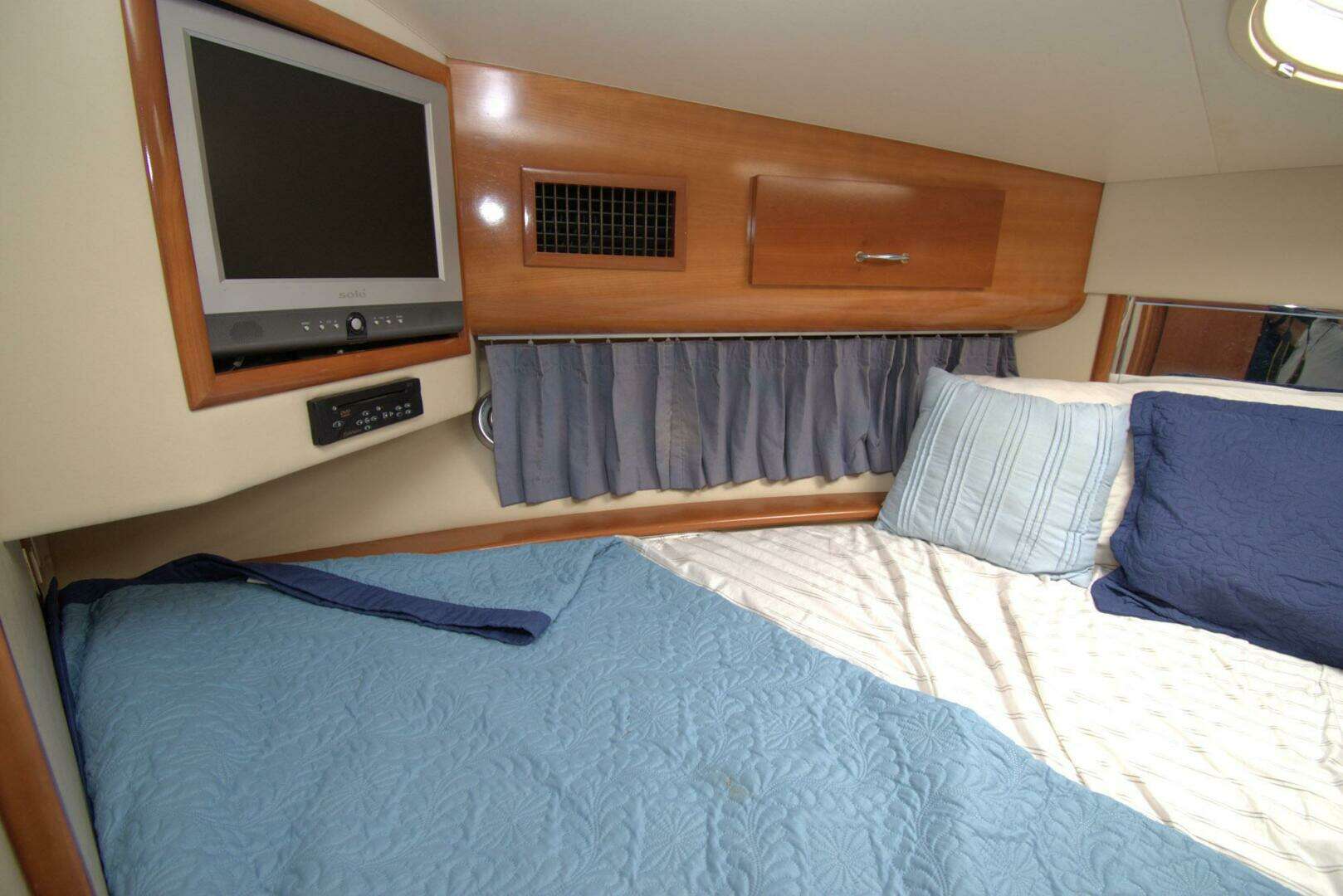 2005 Carver 444 Cockpit Motor Yacht - Image 42