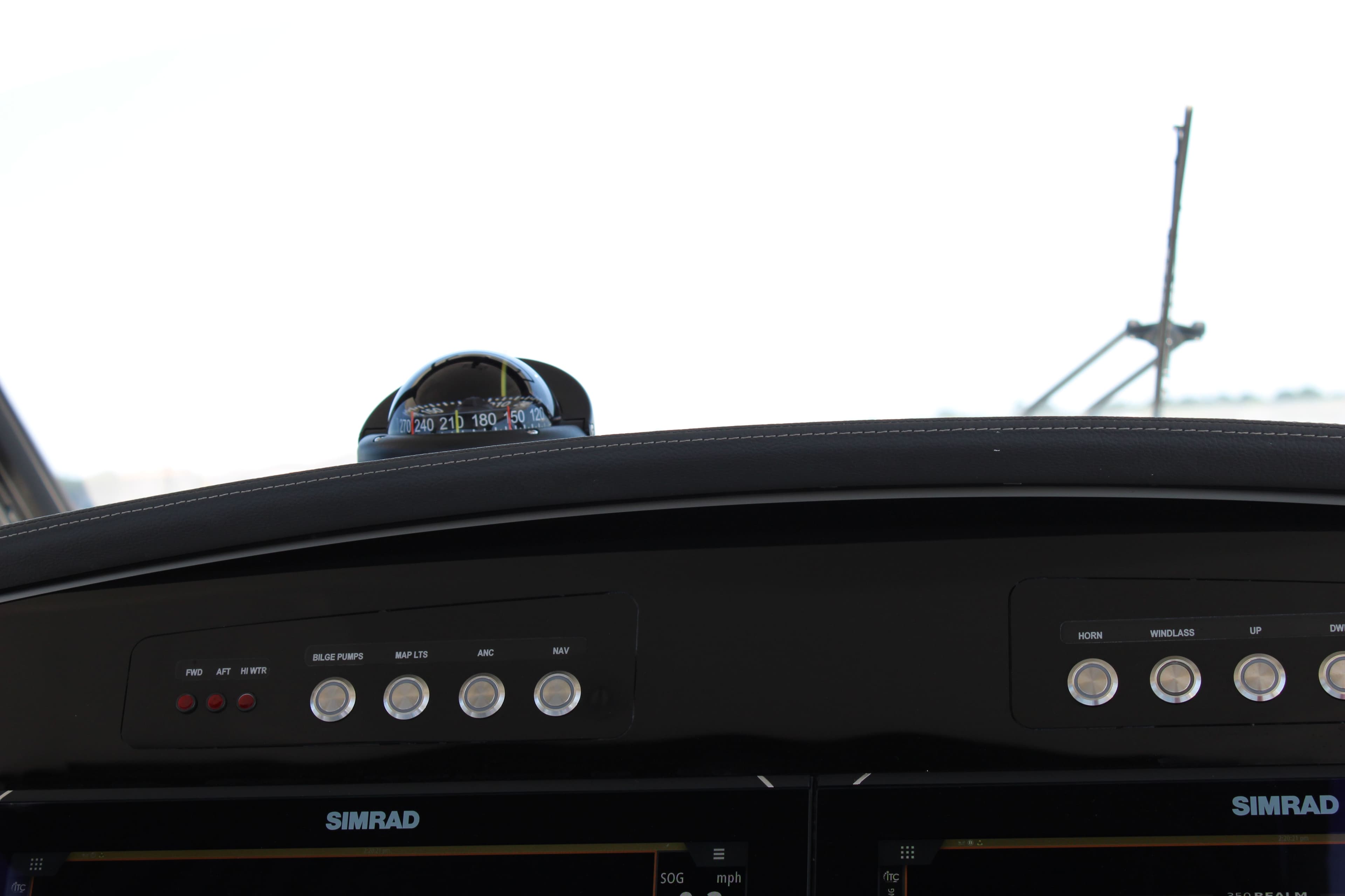 2026 Boston Whaler 350 Realm - 45
