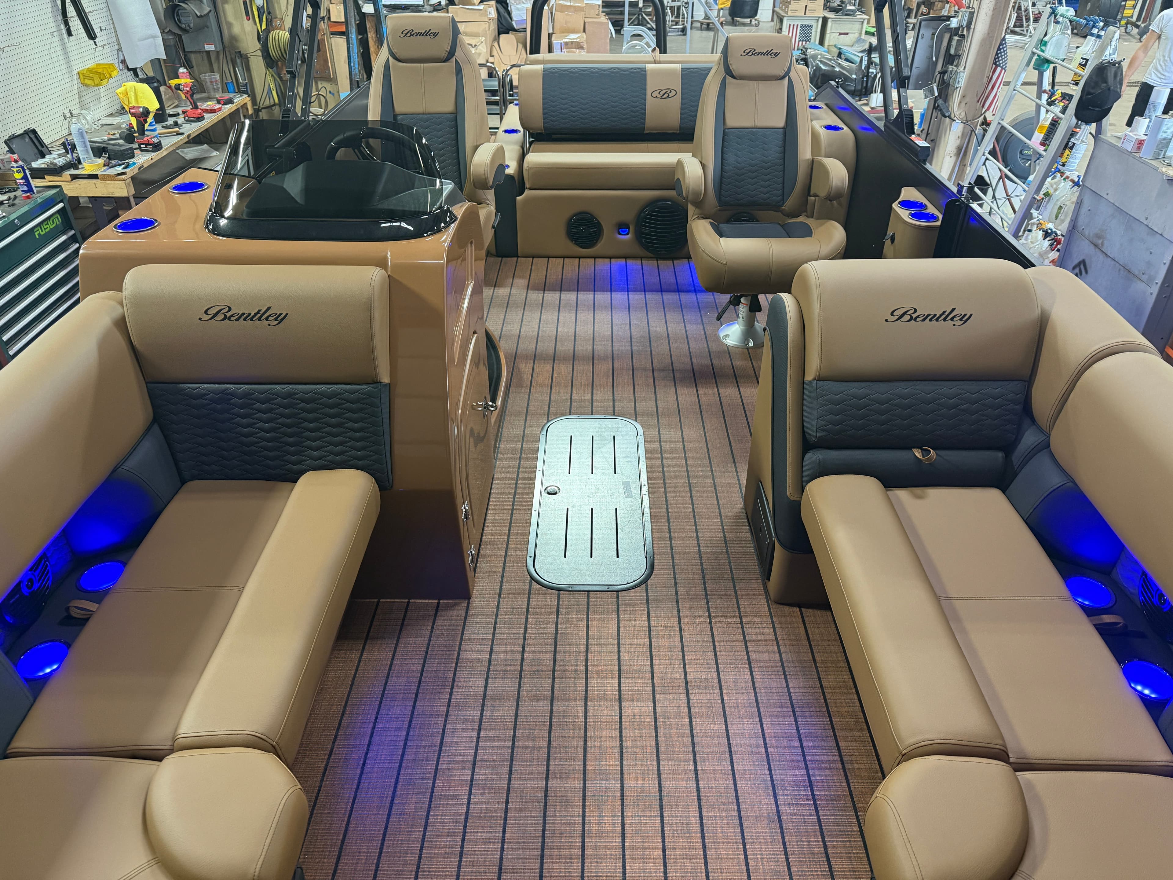 2026 Bentley Pontoons Elite 200HP 223 Swingback Tritoon - 7
