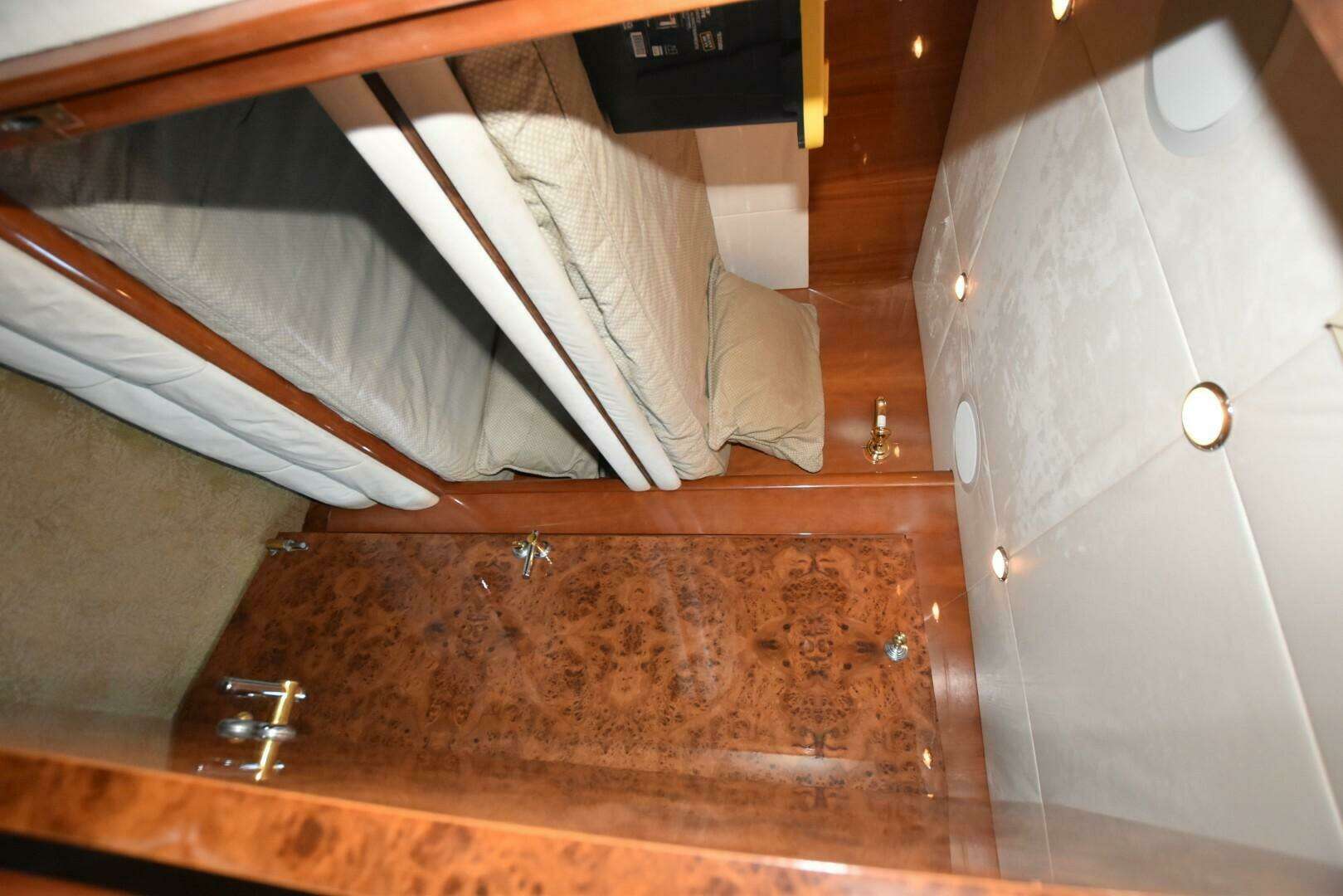 1998 Hatteras 74 Sportdeck - Image 32