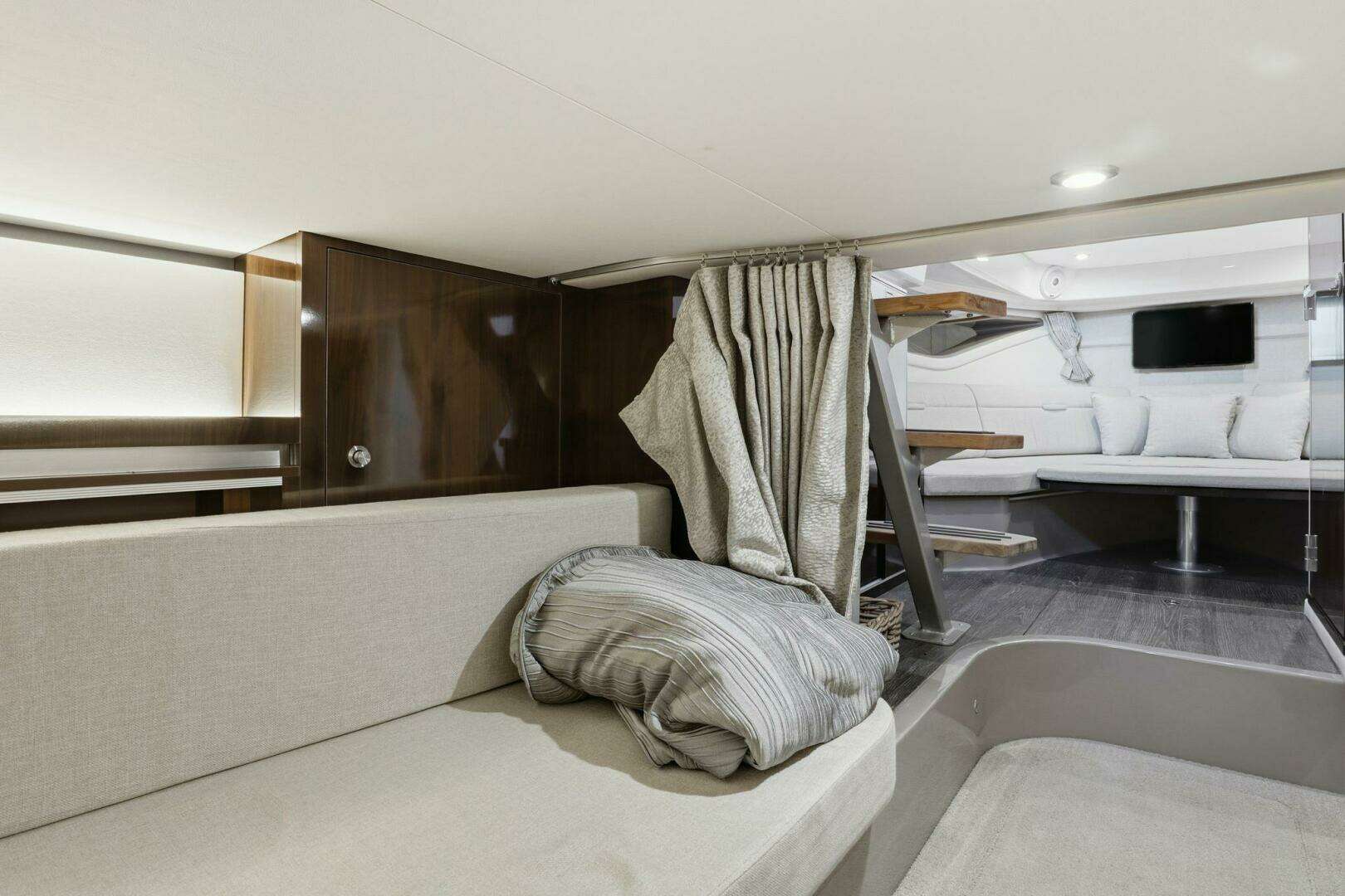 2019 Sea Ray 320 - Image 8