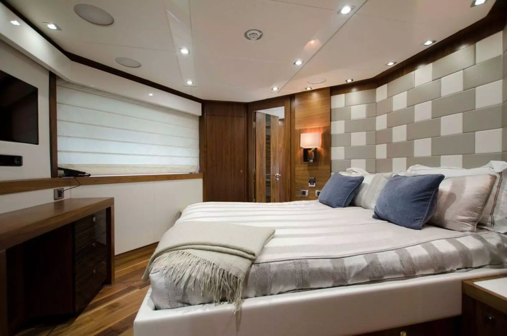 2015 Sunseeker Sport Yacht - Image 16