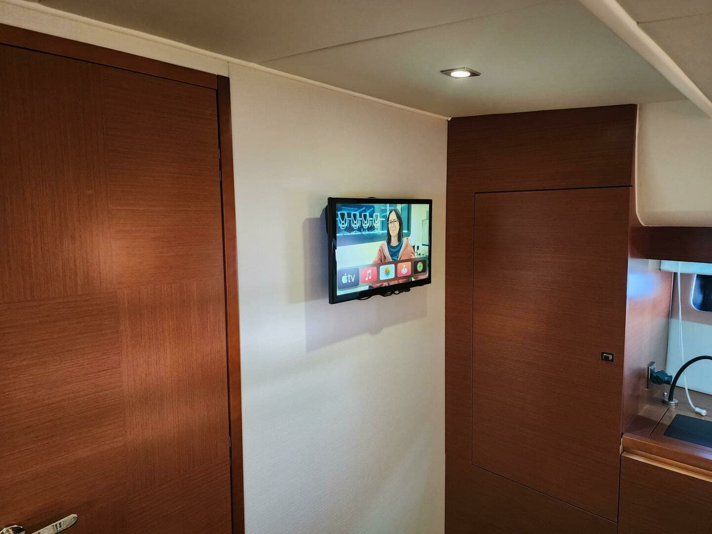 2014 Prestige 550 - Image 28