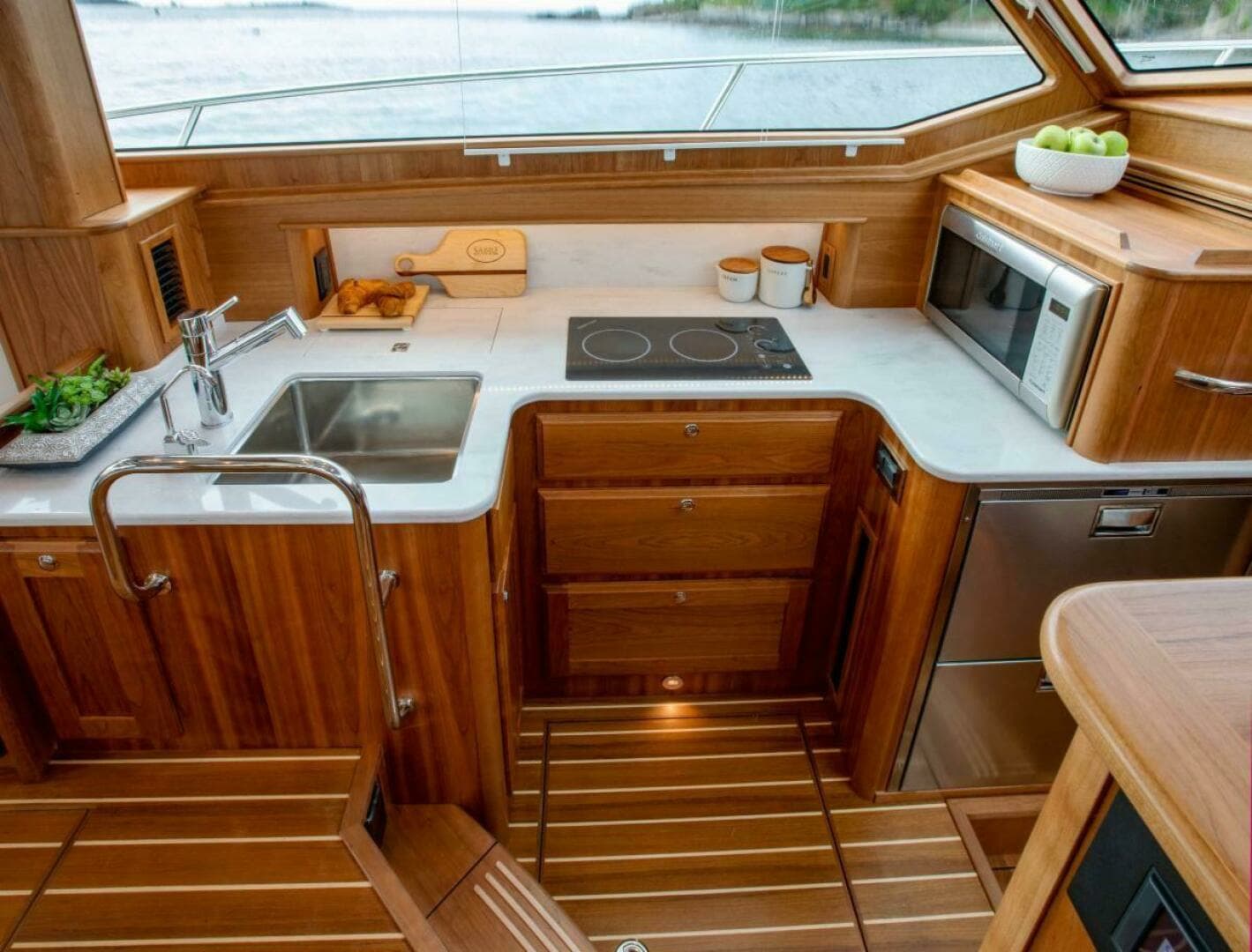 2027 Sabre 43 Salon Express - Image 9