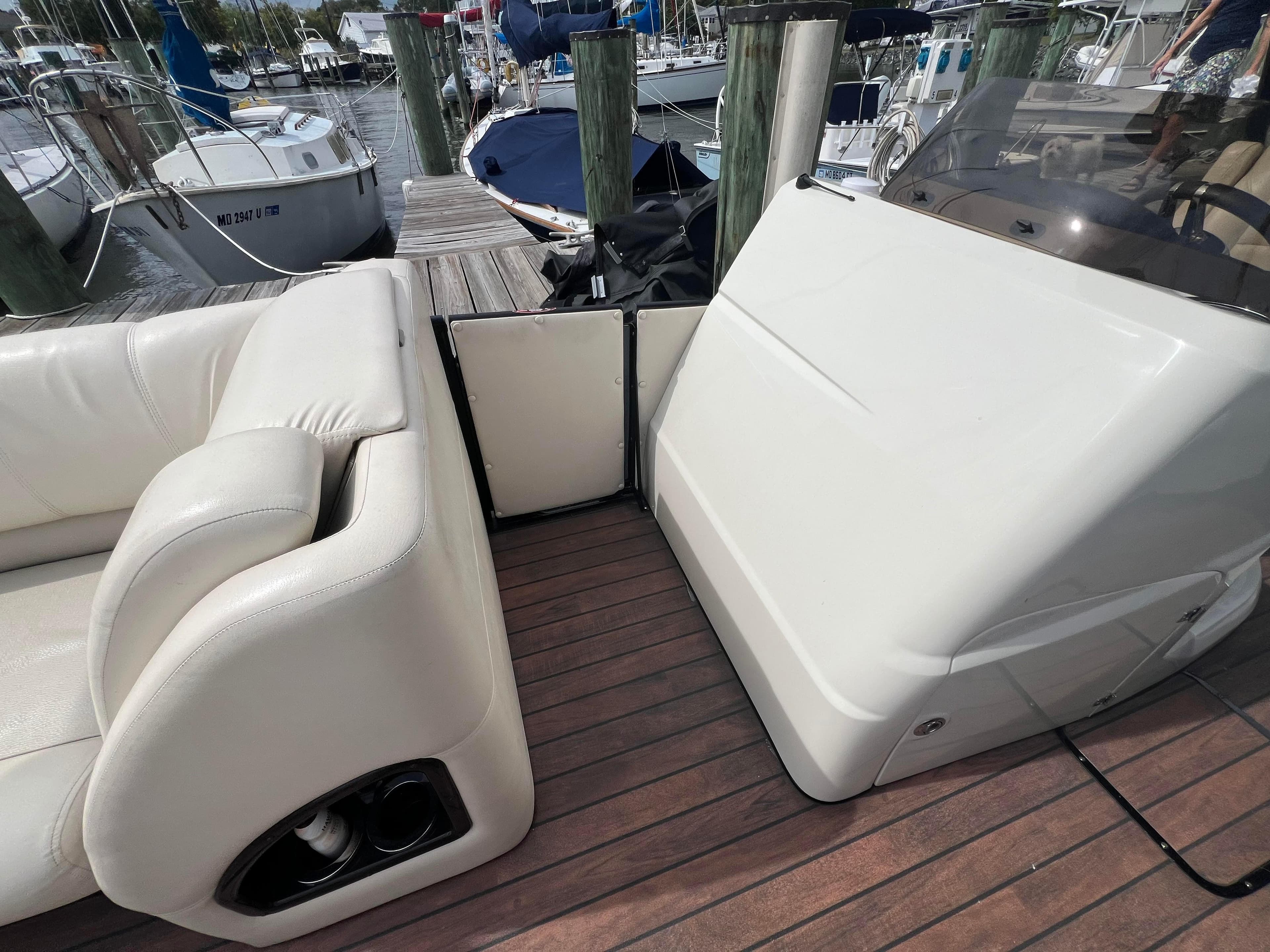 Interior of a 2015 Harris FloteBote Grand Mariner SL 250 at the dock.