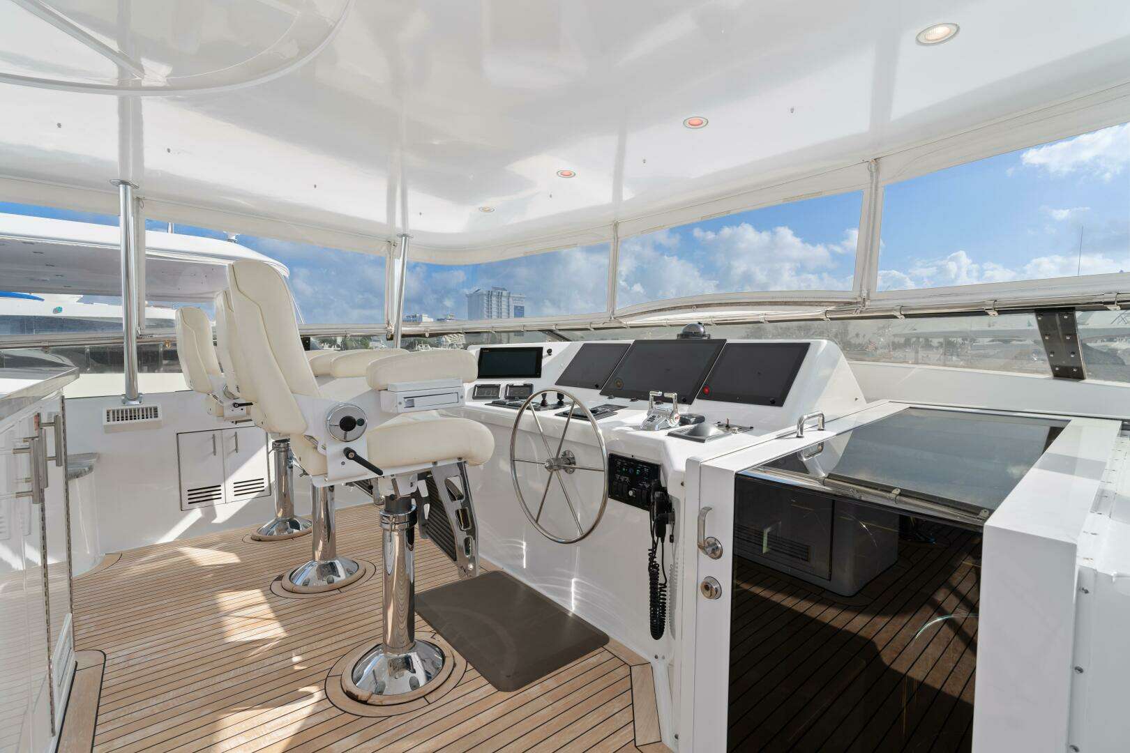 2005 Hatteras 100 Motor Yacht - Image 39