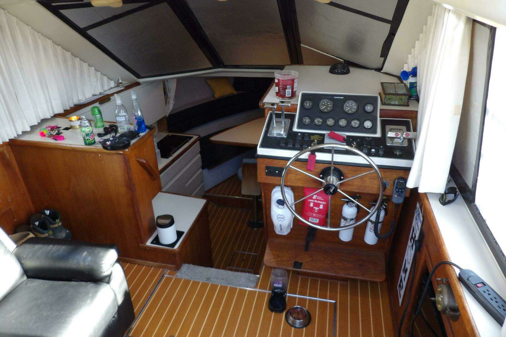 1992 Carver 28 Aft Cabin Motor Yacht - Image 15