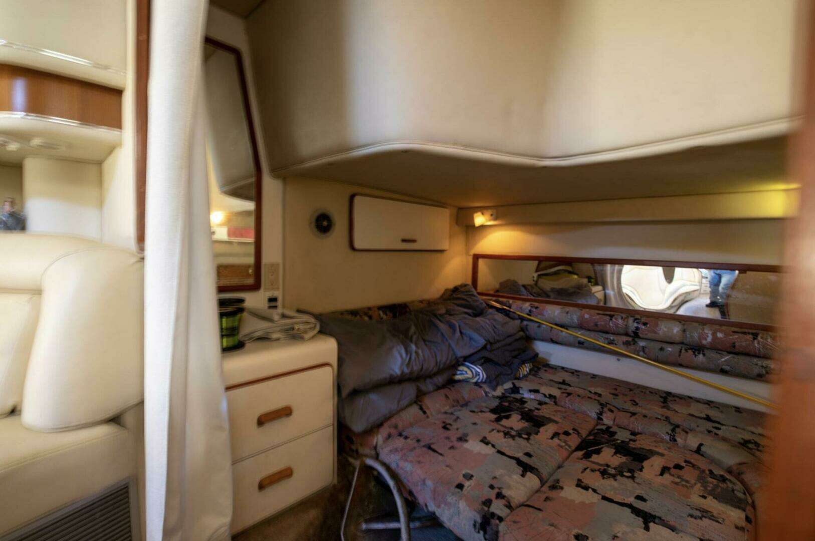 1990 Sea Ray 420 Sundancer - Image 24