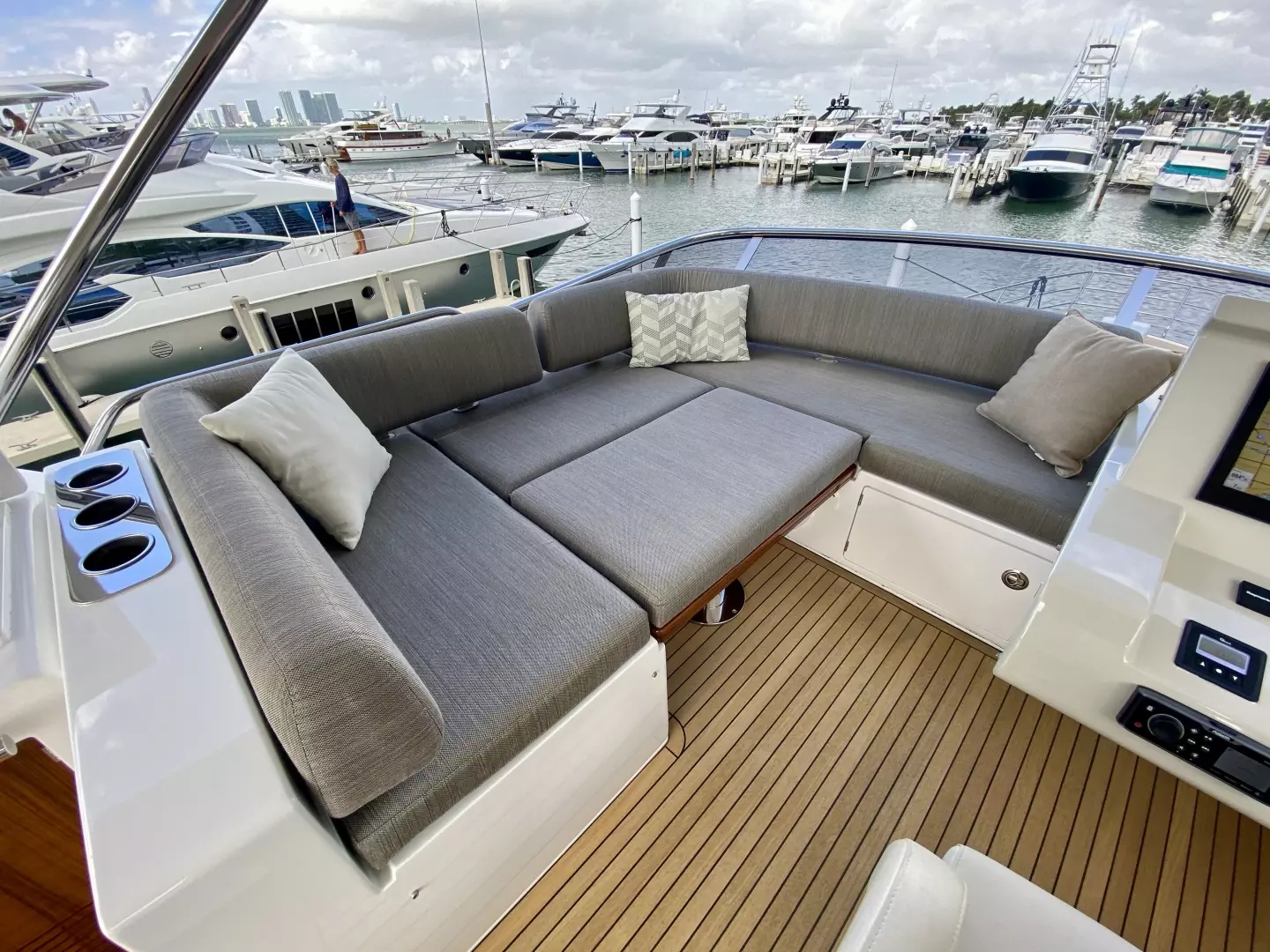 2018 Azimut Flybridge - Image 18