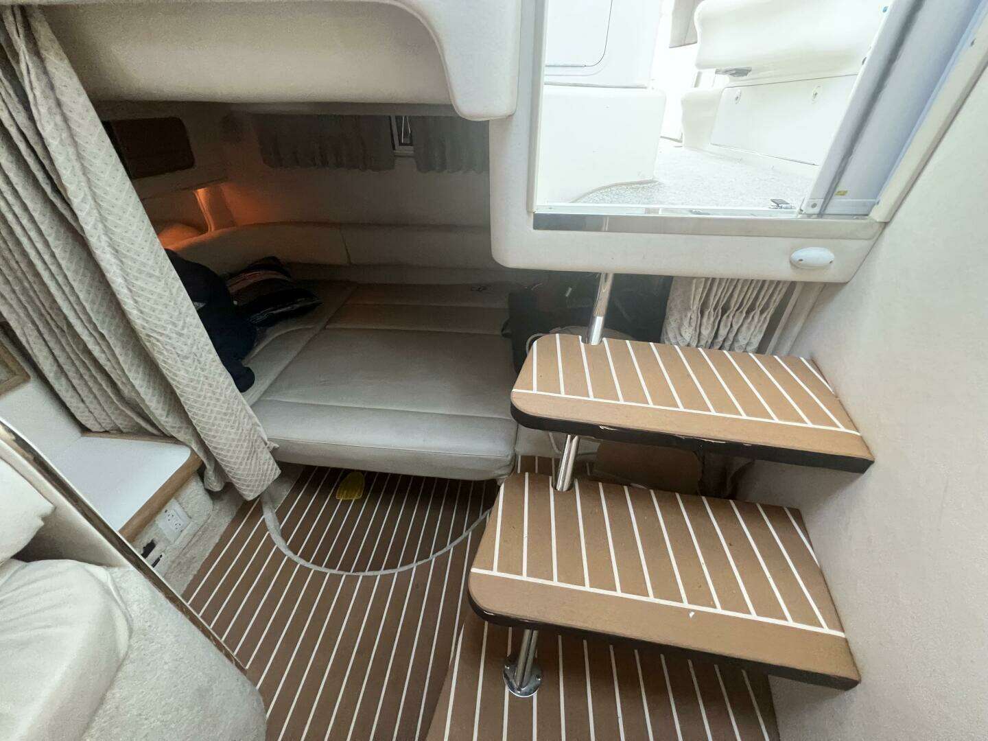 1999 Sea Ray 310 Sundancer - Image 9