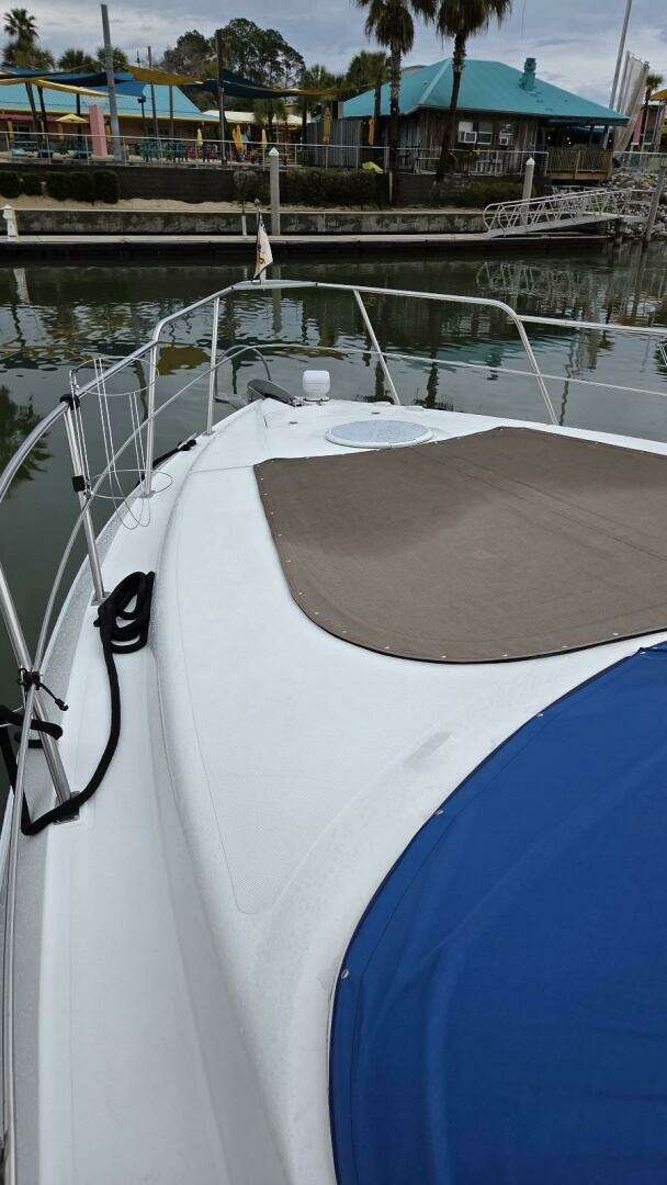 2000 Cruisers Yachts 4450 Express Motor Yacht - Image 10