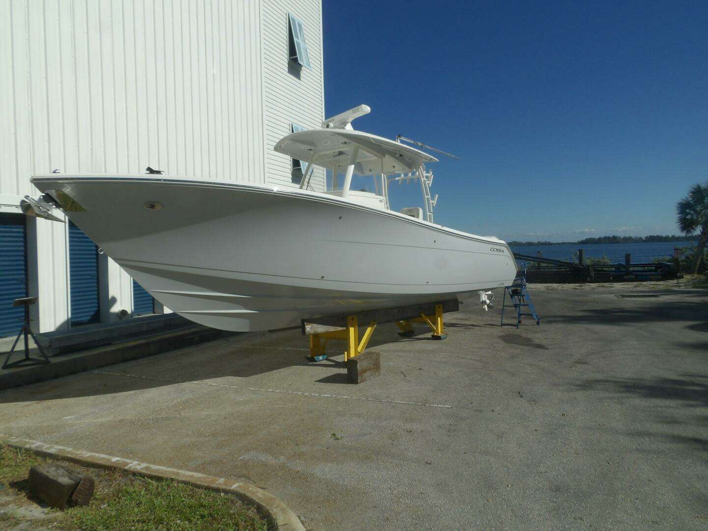 2020 Cobia 320 CC - Image 2