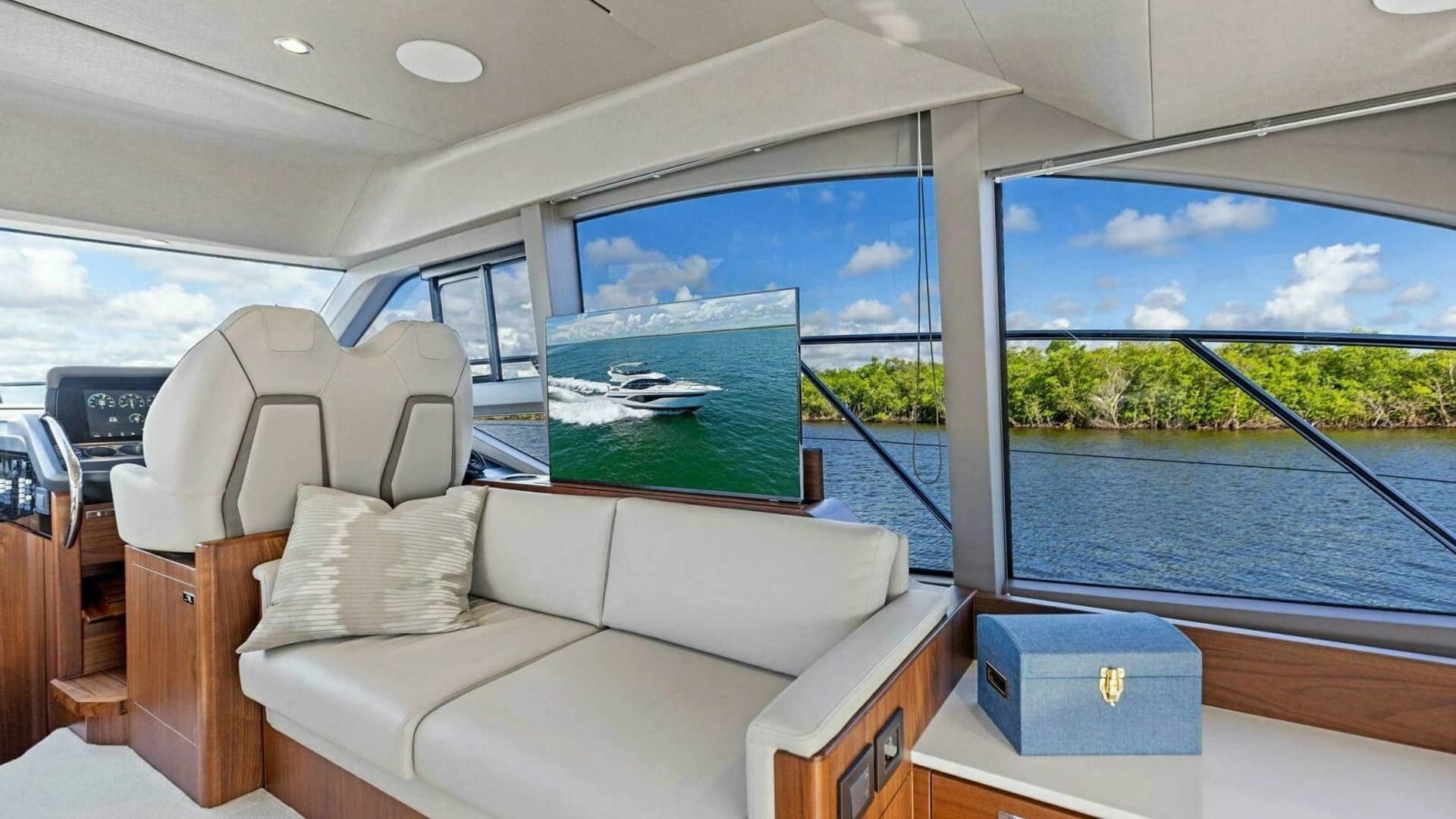 2025 Princess F50 Flybridge - Image 8