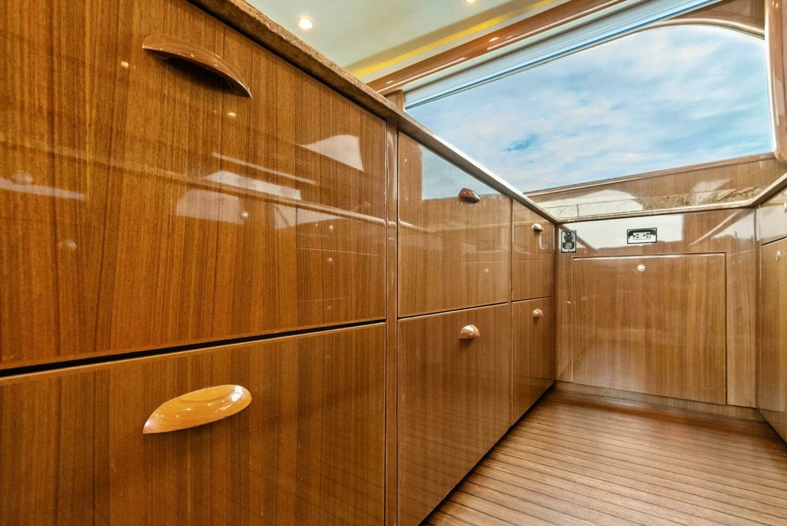 2006 Viking 61 Convertible - Image 13