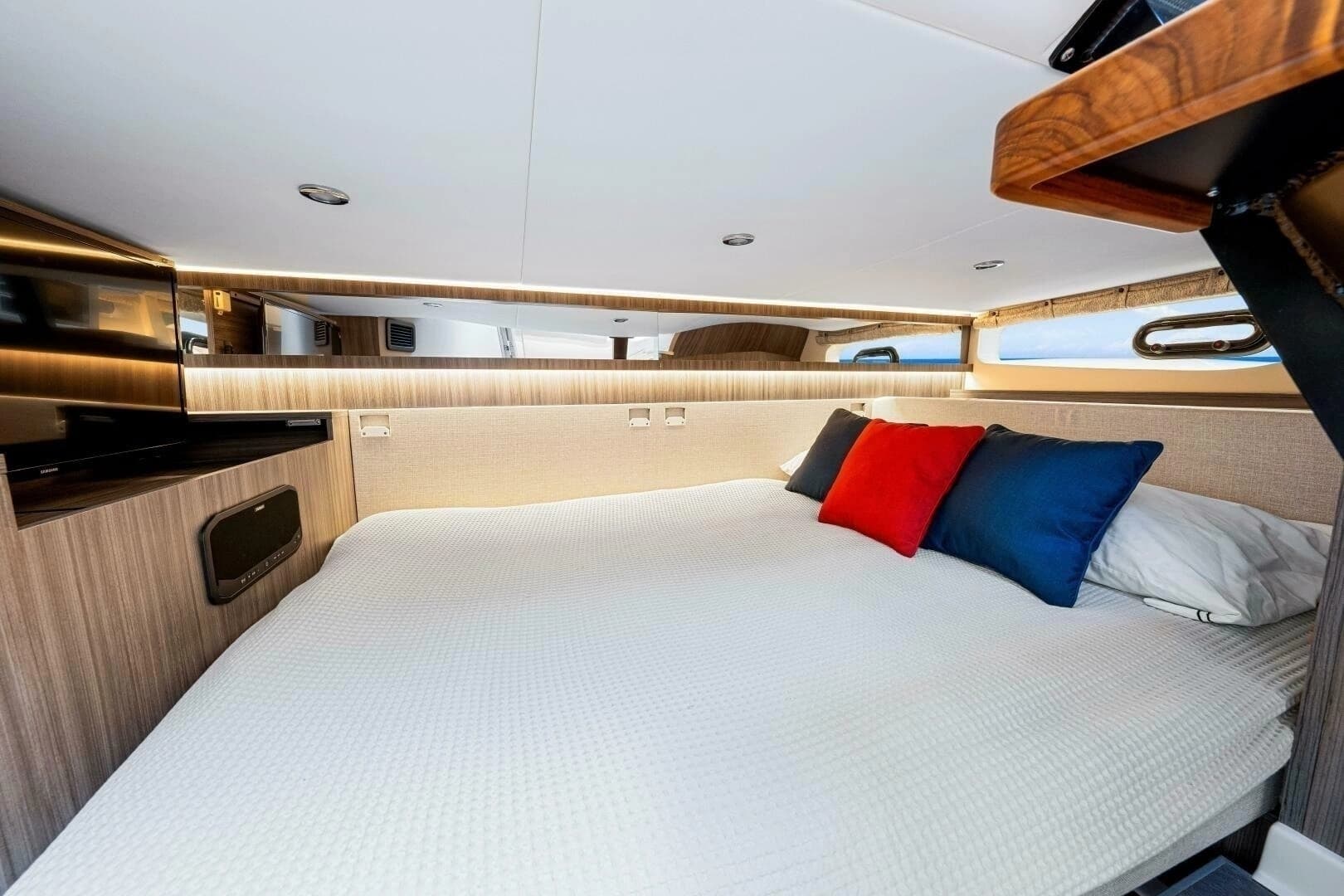 2022 Sea Ray 370 Sundancer - Image 35