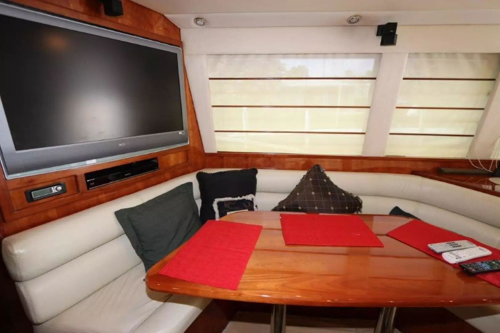 2004 Riviera Enclosed Flybridge - Image 8