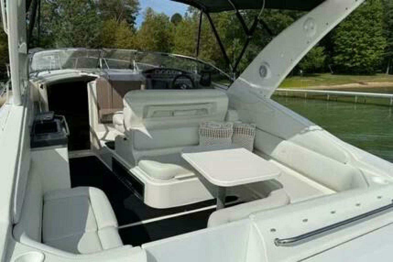 2004 Regal 3260 Commodore - Image 4