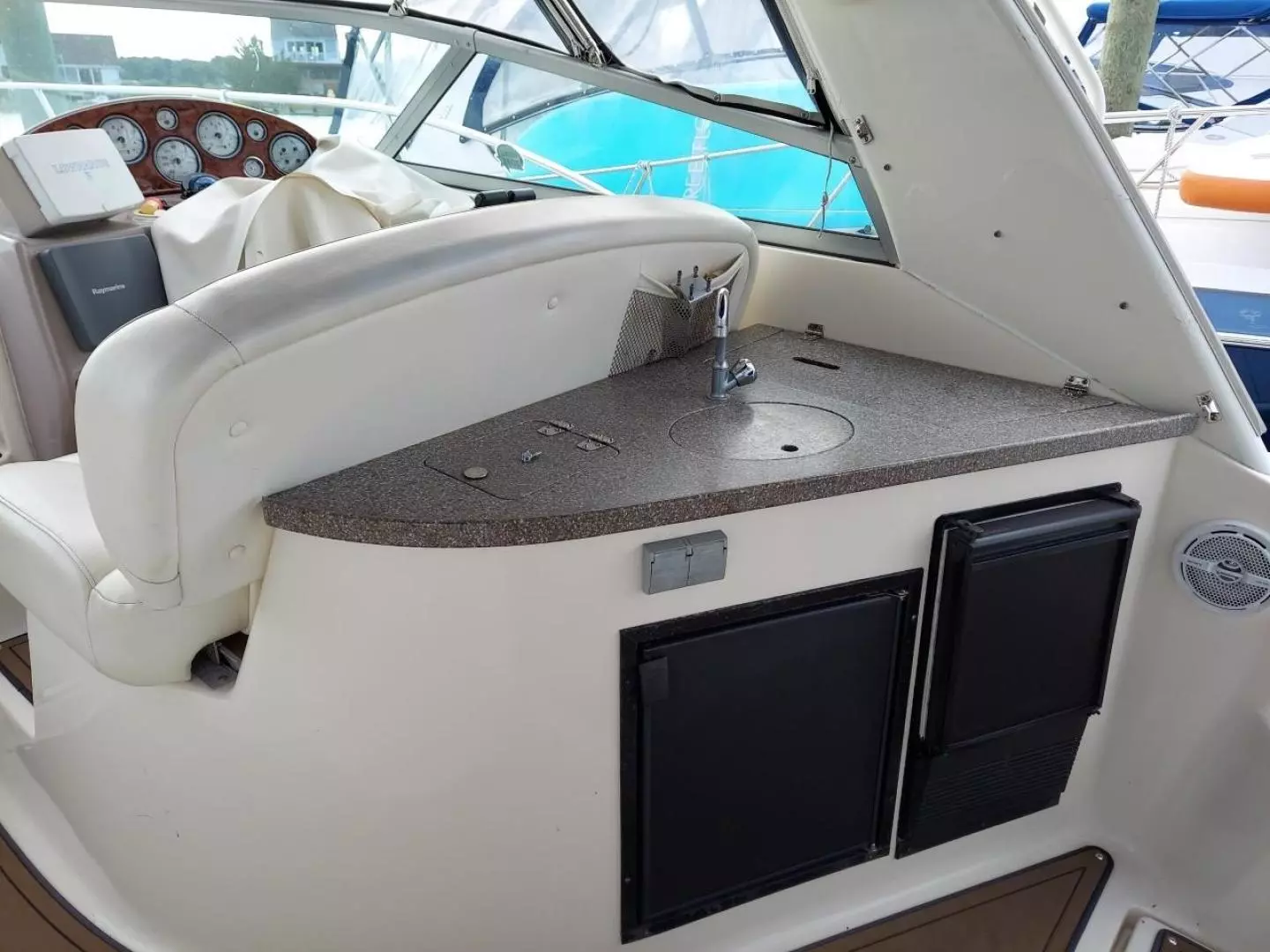 2004 Rinker 342 Fiesta Vee - Image 10