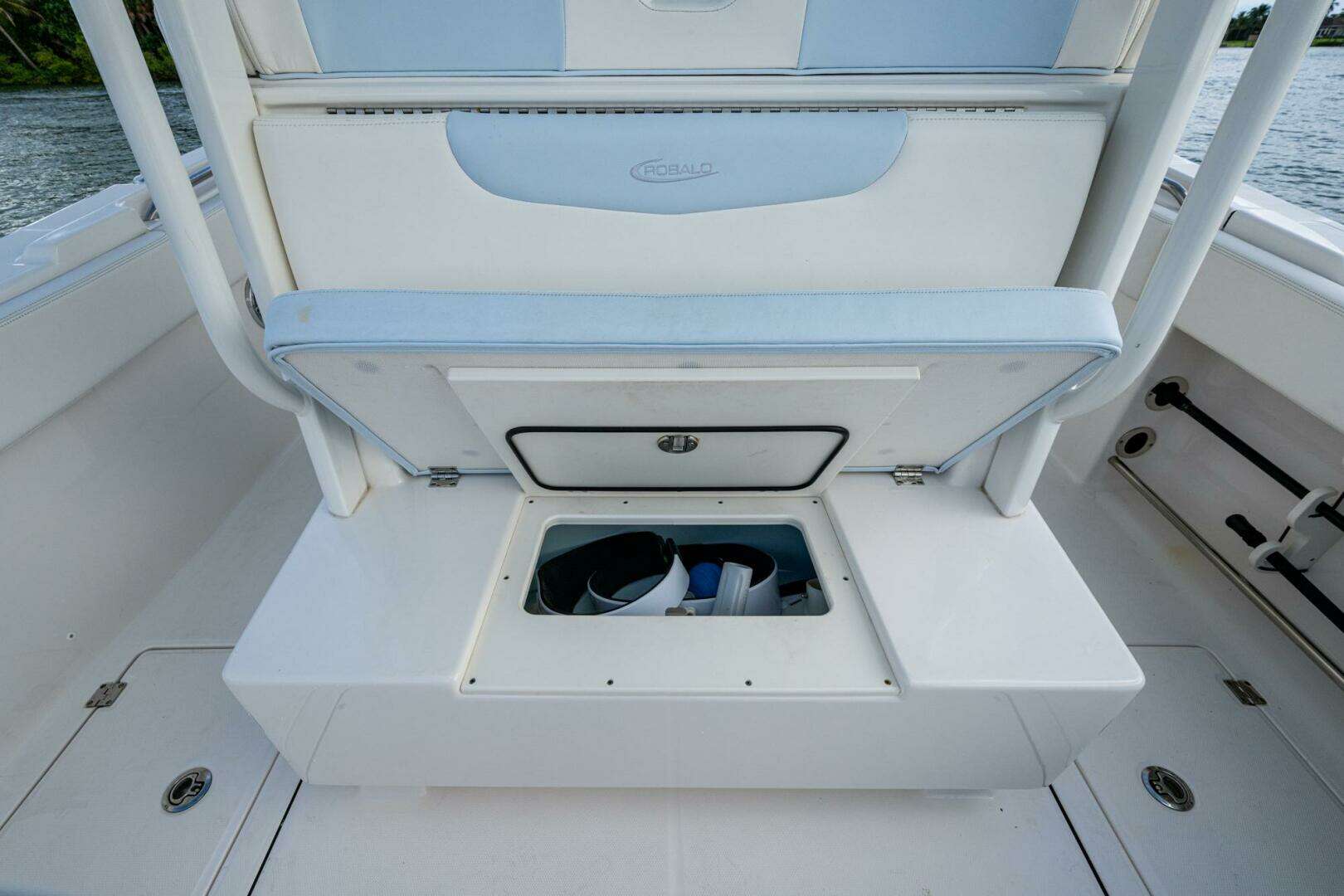 2023 Robalo R302 - Image 15