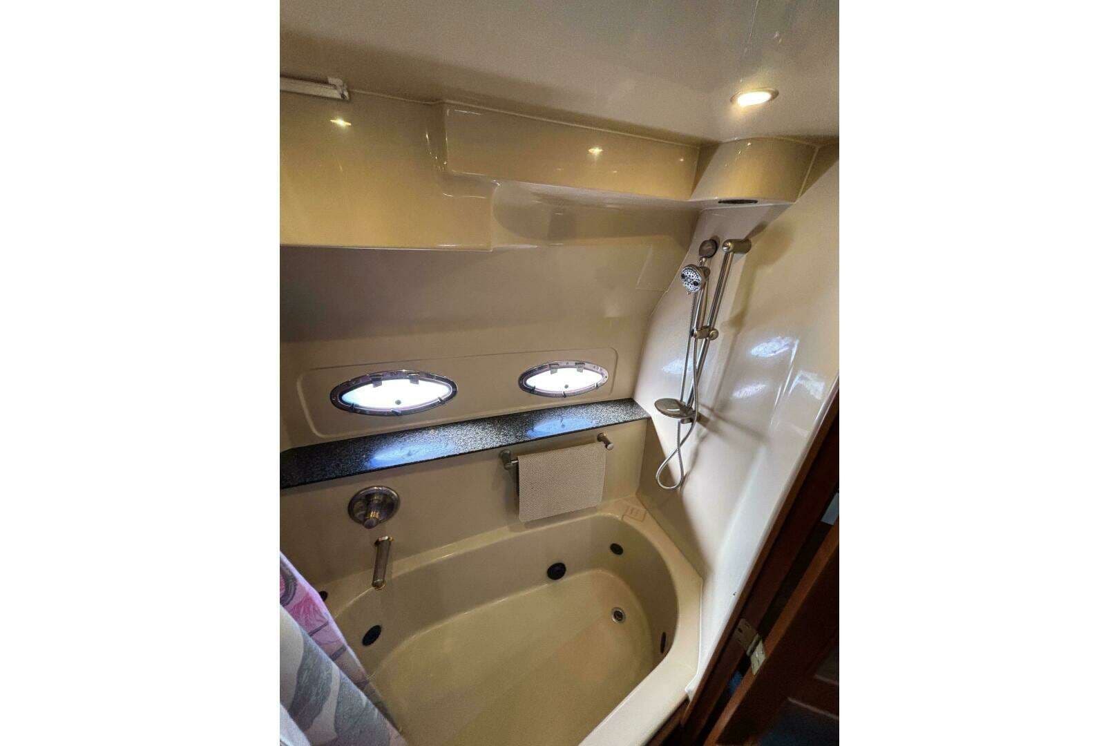 2005 Cruisers Yachts 455 Express Motor Yacht - Image 27