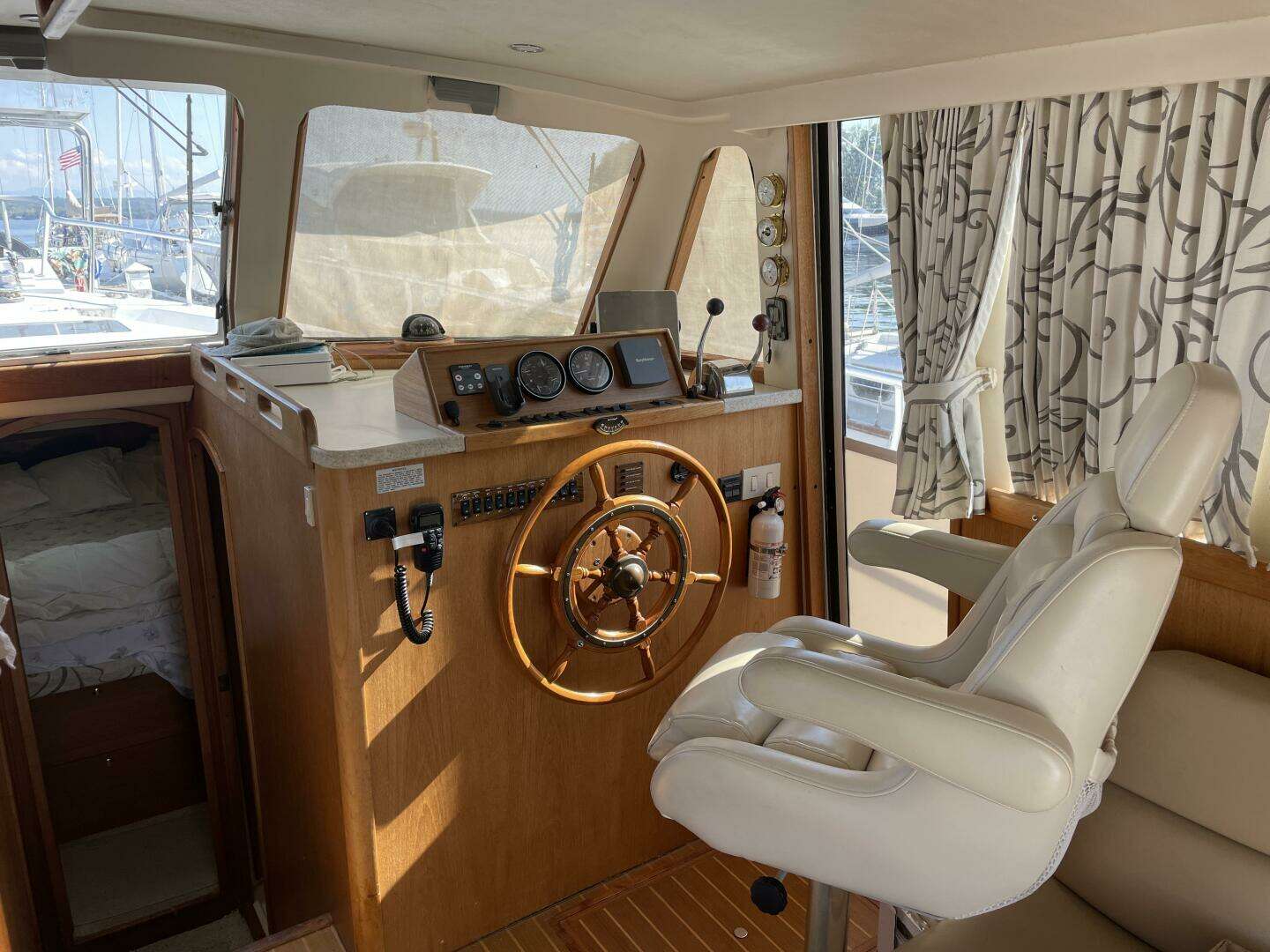 2000 Mainship 390 - Image 7