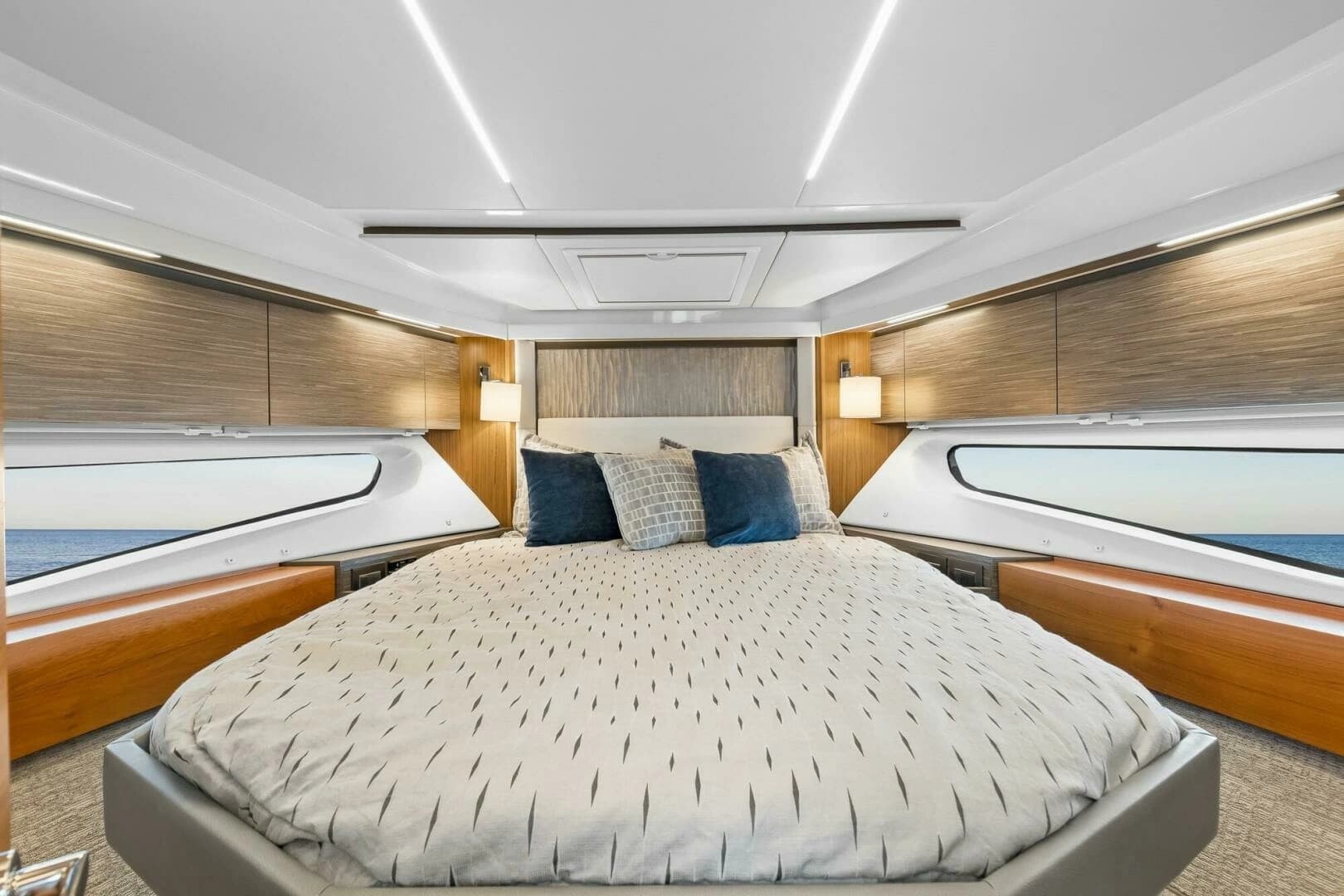 2019 Tiara Yachts C49 Coupe - Image 5