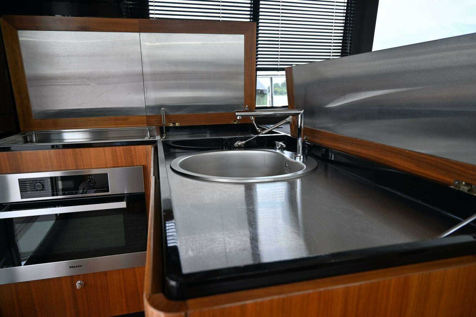 2014 Azimut Magellano 50 - Image 12