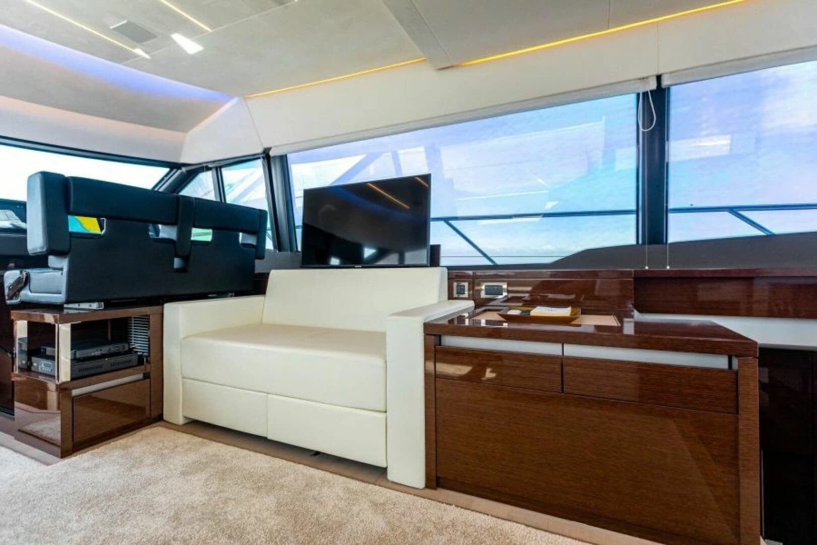 2020 Prestige 630 Flybridge - Image 4