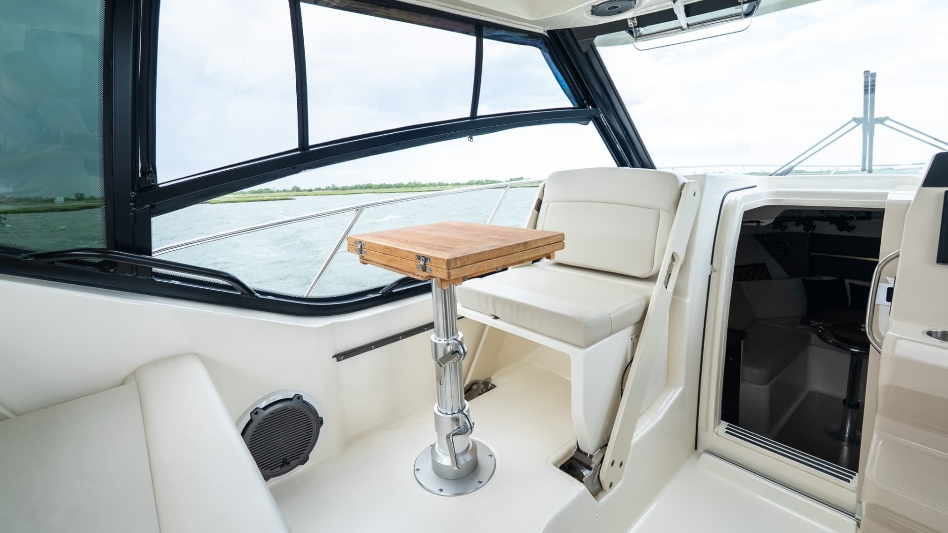 2020 Boston Whaler 325 Conquest - Image 29