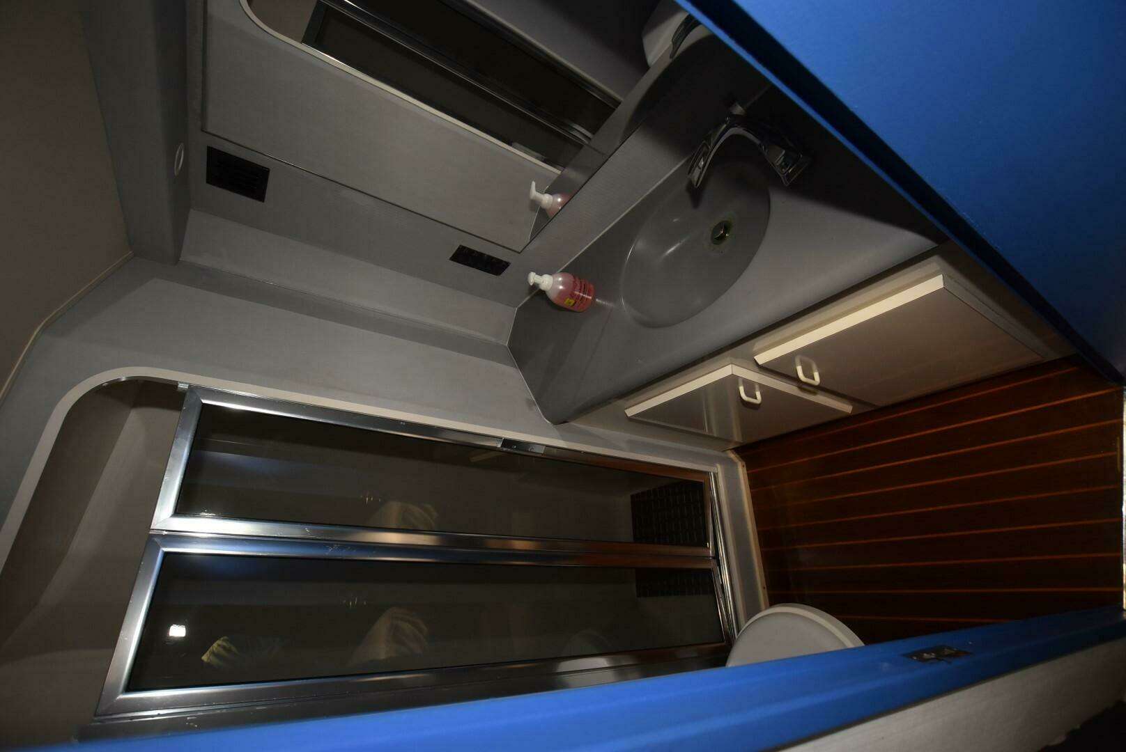 1997 Viking 50 Convertible - Image 22