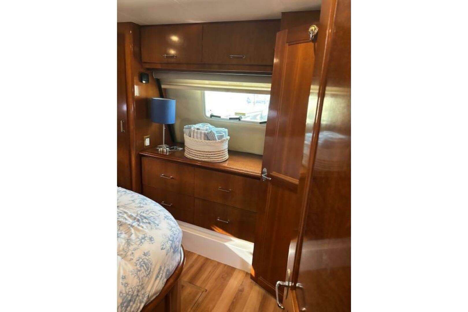 2004 Carver 466 Motor Yacht - Image 42