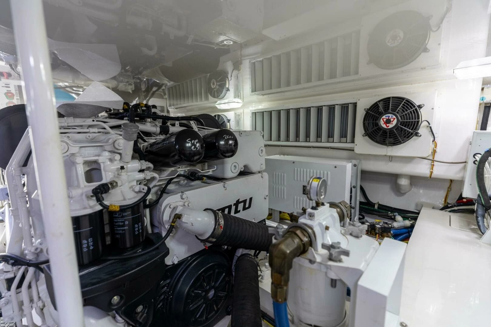 2020 Viking 62 Convertible - Image 47