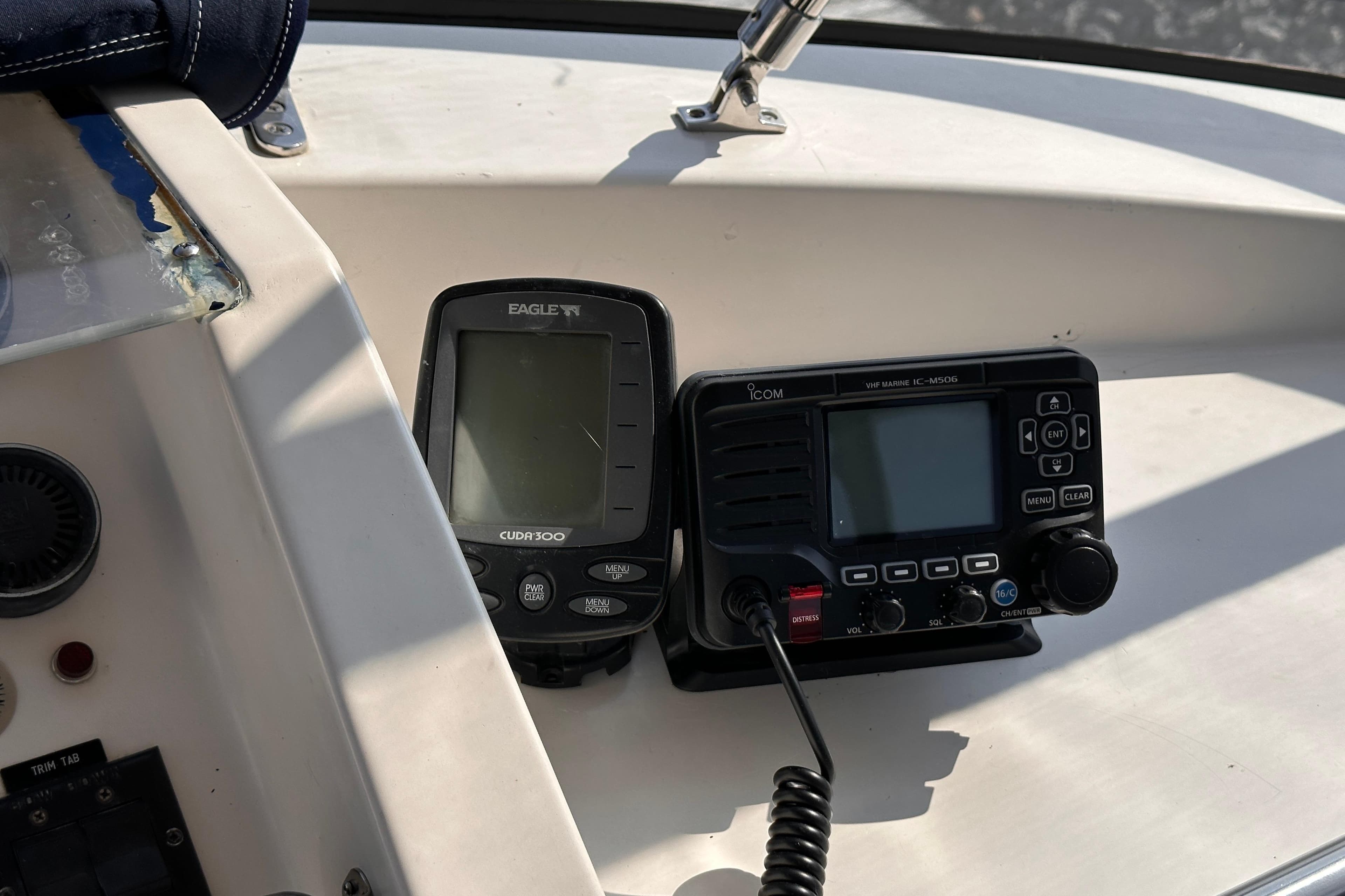 Marine Trader 47 Tradewinds 1987 dashboard with Eagle Cuda 300 and Icom VHF radio.